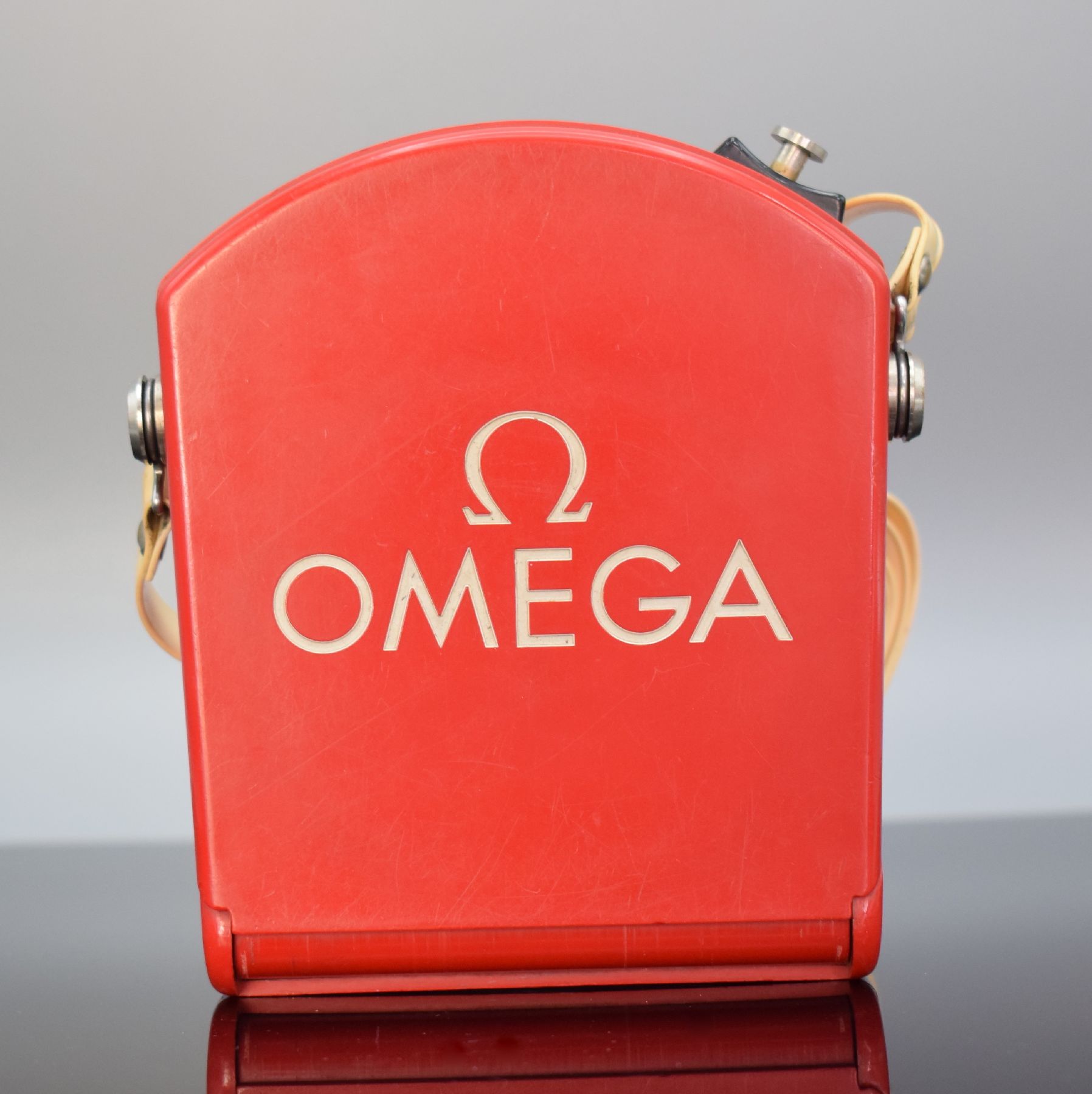 Detail t: OMEGA seltener Olympia Chronograph Rattrapante Kal. 205 mit Observatoriums-Zertifikat, Schweiz um 1956, poliertes Stahlgehäuse Ref. CK 1155, Boden & ...