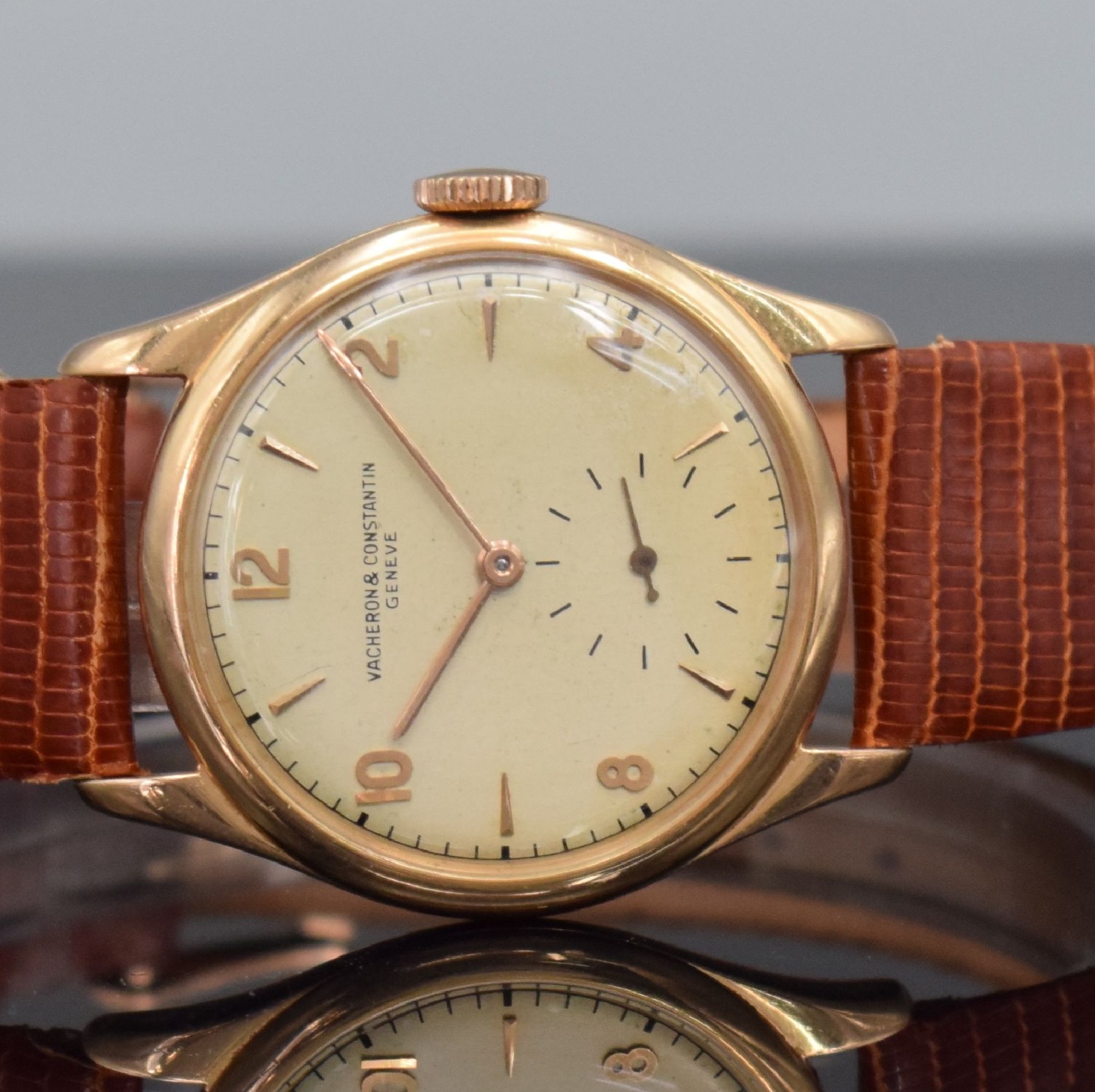 Detail a: VACHERON & CONSTANTIN feine Herrenarmbanduhr in RoseG 750/000 mit Kal. P453/3B, Schweiz um 1948, 3-teil. Geh., Boden & Glasrand aufgedr., originales ...