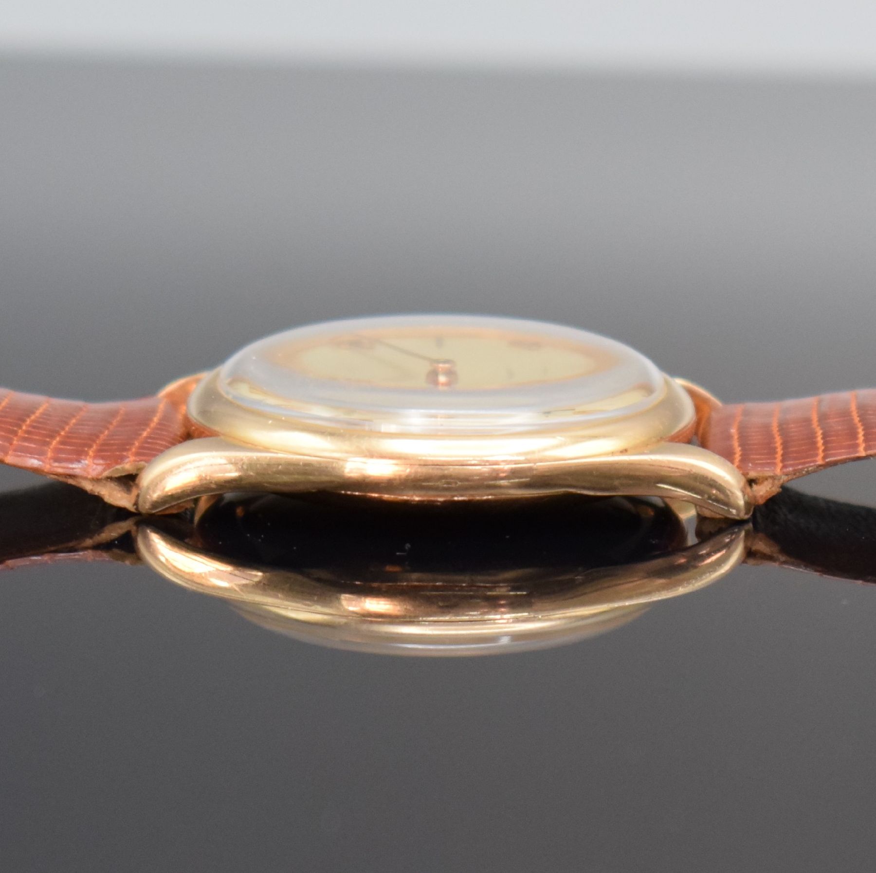 Detail d: VACHERON & CONSTANTIN feine Herrenarmbanduhr in RoseG 750/000 mit Kal. P453/3B, Schweiz um 1948, 3-teil. Geh., Boden & Glasrand aufgedr., originales ...