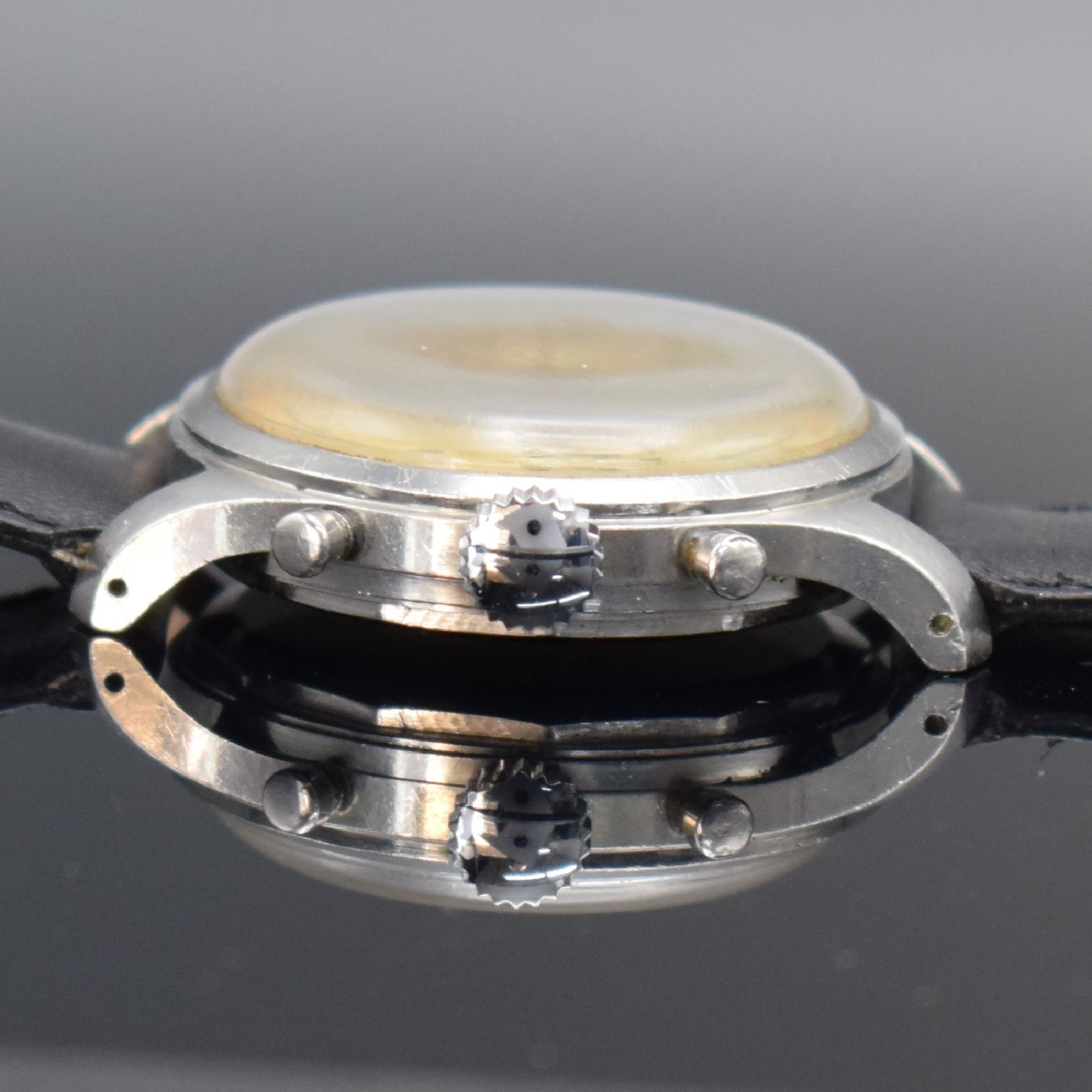 Detail c: HEUER Herrenarmbanduhr mit Chronograph Kal. Valjoux 23 in Edelstahl, Schweiz um 1950, Handaufzug, sign. Boden geschr., silb. sign. Zifferbl. pat., ...