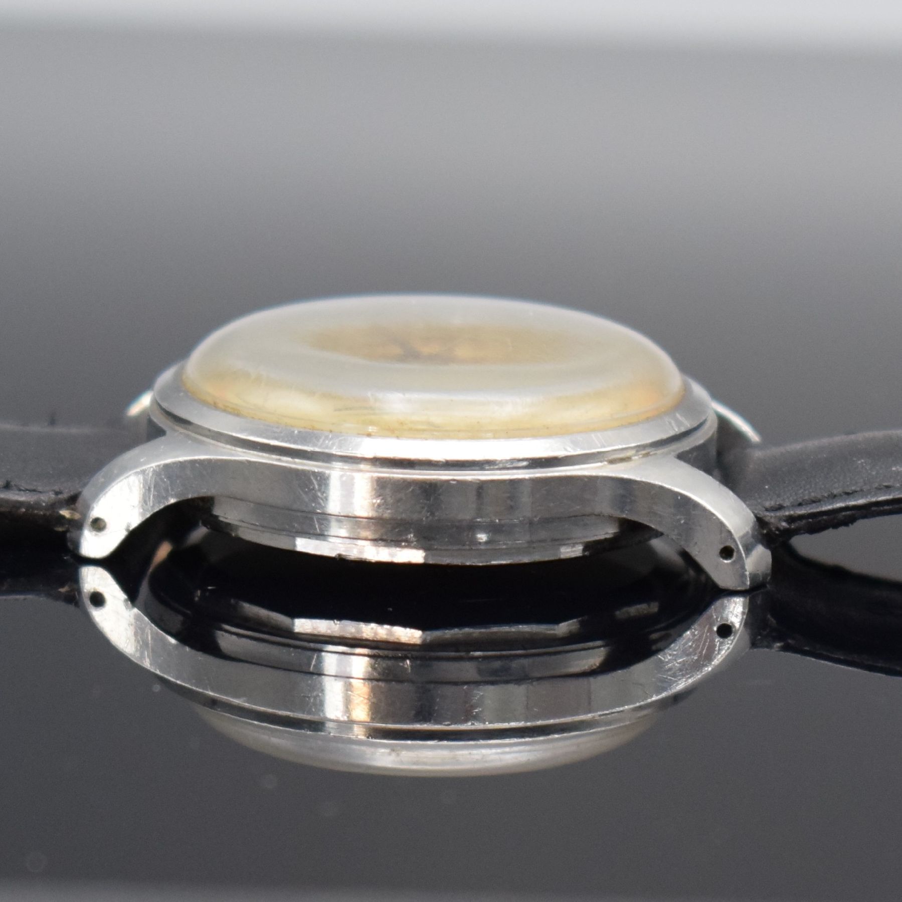 Detail d: HEUER Herrenarmbanduhr mit Chronograph Kal. Valjoux 23 in Edelstahl, Schweiz um 1950, Handaufzug, sign. Boden geschr., silb. sign. Zifferbl. pat., ...