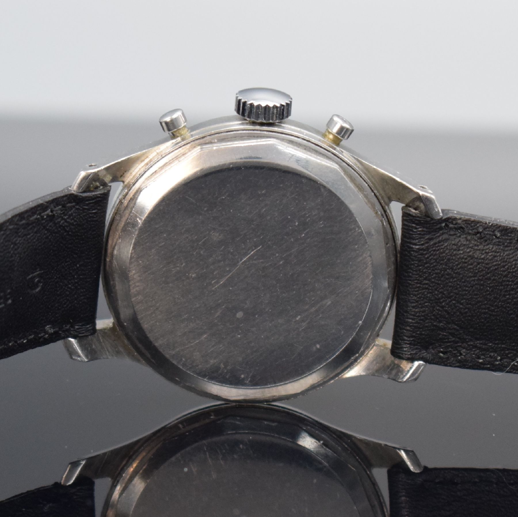 Detail e: HEUER Herrenarmbanduhr mit Chronograph Kal. Valjoux 23 in Edelstahl, Schweiz um 1950, Handaufzug, sign. Boden geschr., silb. sign. Zifferbl. pat., ...