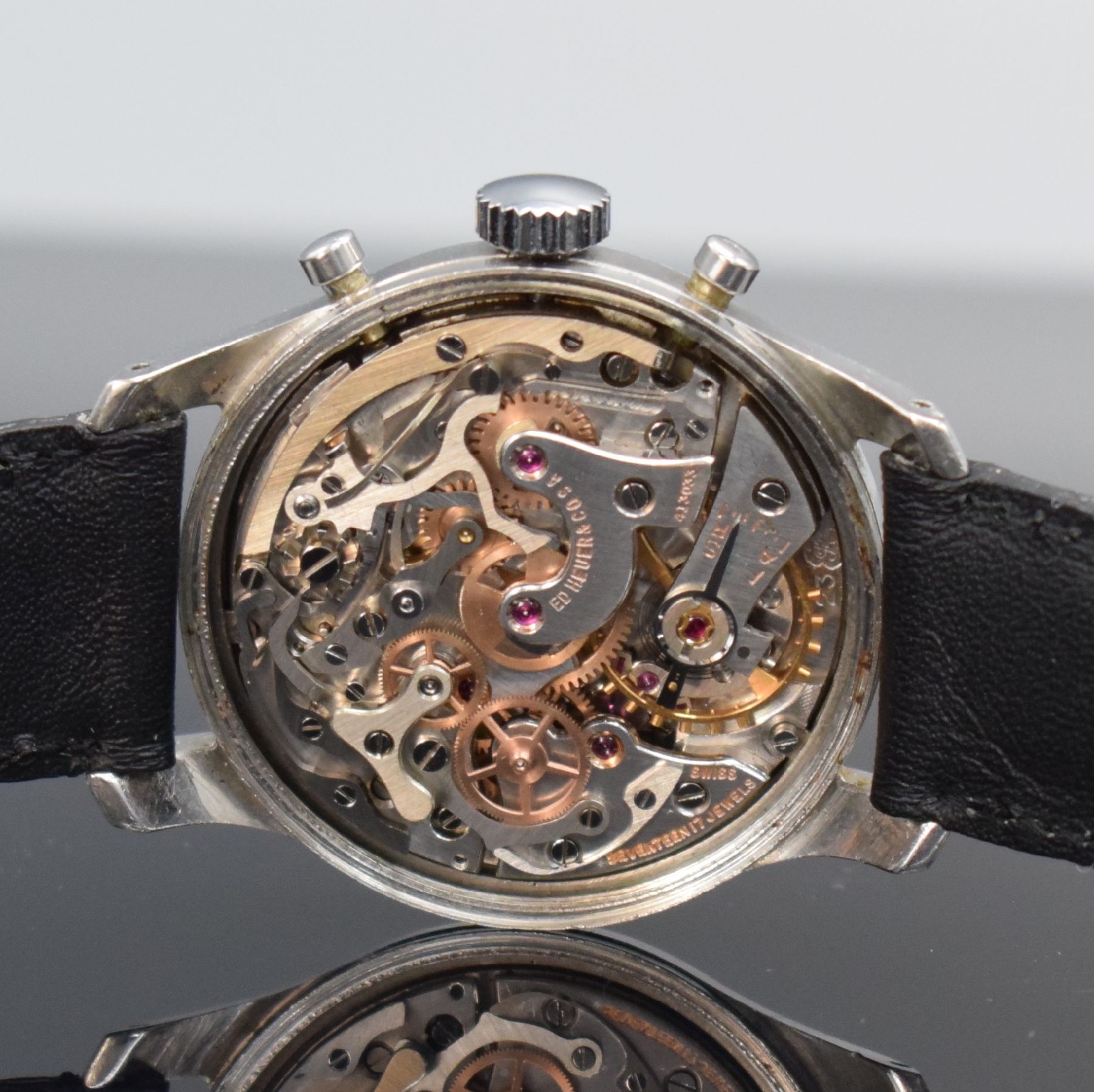 Detail f: HEUER Herrenarmbanduhr mit Chronograph Kal. Valjoux 23 in Edelstahl, Schweiz um 1950, Handaufzug, sign. Boden geschr., silb. sign. Zifferbl. pat., ...