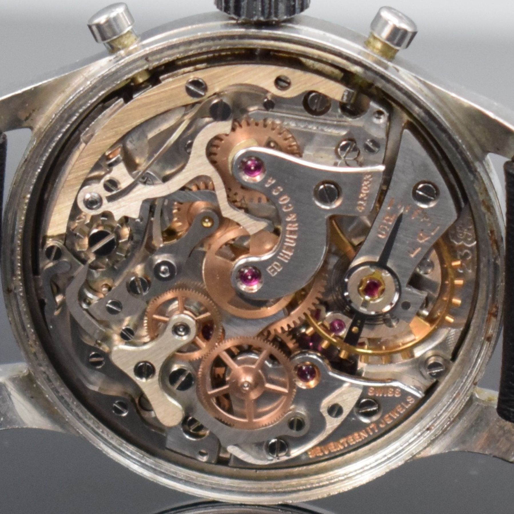 Detail g: HEUER Herrenarmbanduhr mit Chronograph Kal. Valjoux 23 in Edelstahl, Schweiz um 1950, Handaufzug, sign. Boden geschr., silb. sign. Zifferbl. pat., ...