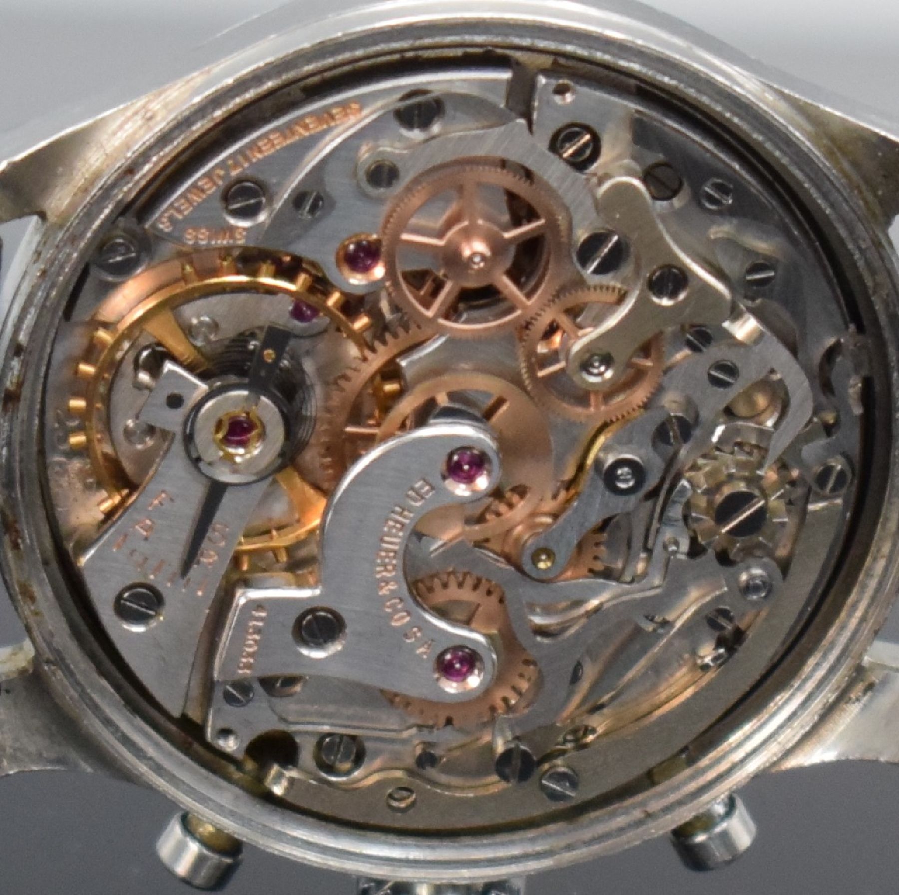 Detail i: HEUER Herrenarmbanduhr mit Chronograph Kal. Valjoux 23 in Edelstahl, Schweiz um 1950, Handaufzug, sign. Boden geschr., silb. sign. Zifferbl. pat., ...