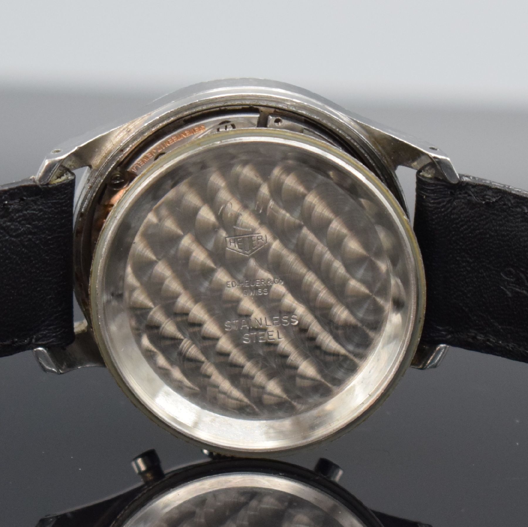 Detail j: HEUER Herrenarmbanduhr mit Chronograph Kal. Valjoux 23 in Edelstahl, Schweiz um 1950, Handaufzug, sign. Boden geschr., silb. sign. Zifferbl. pat., ...