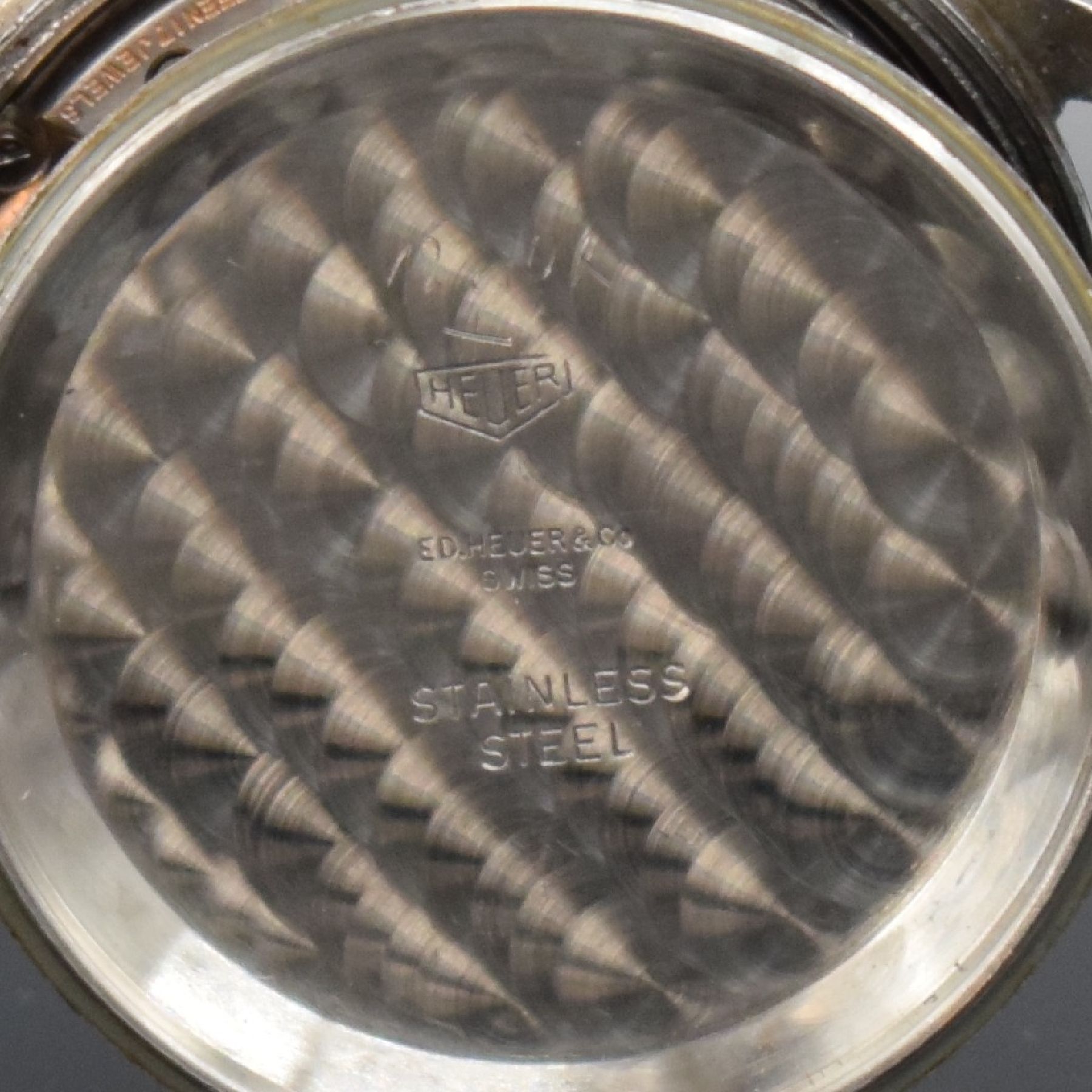 Detail k: HEUER Herrenarmbanduhr mit Chronograph Kal. Valjoux 23 in Edelstahl, Schweiz um 1950, Handaufzug, sign. Boden geschr., silb. sign. Zifferbl. pat., ...