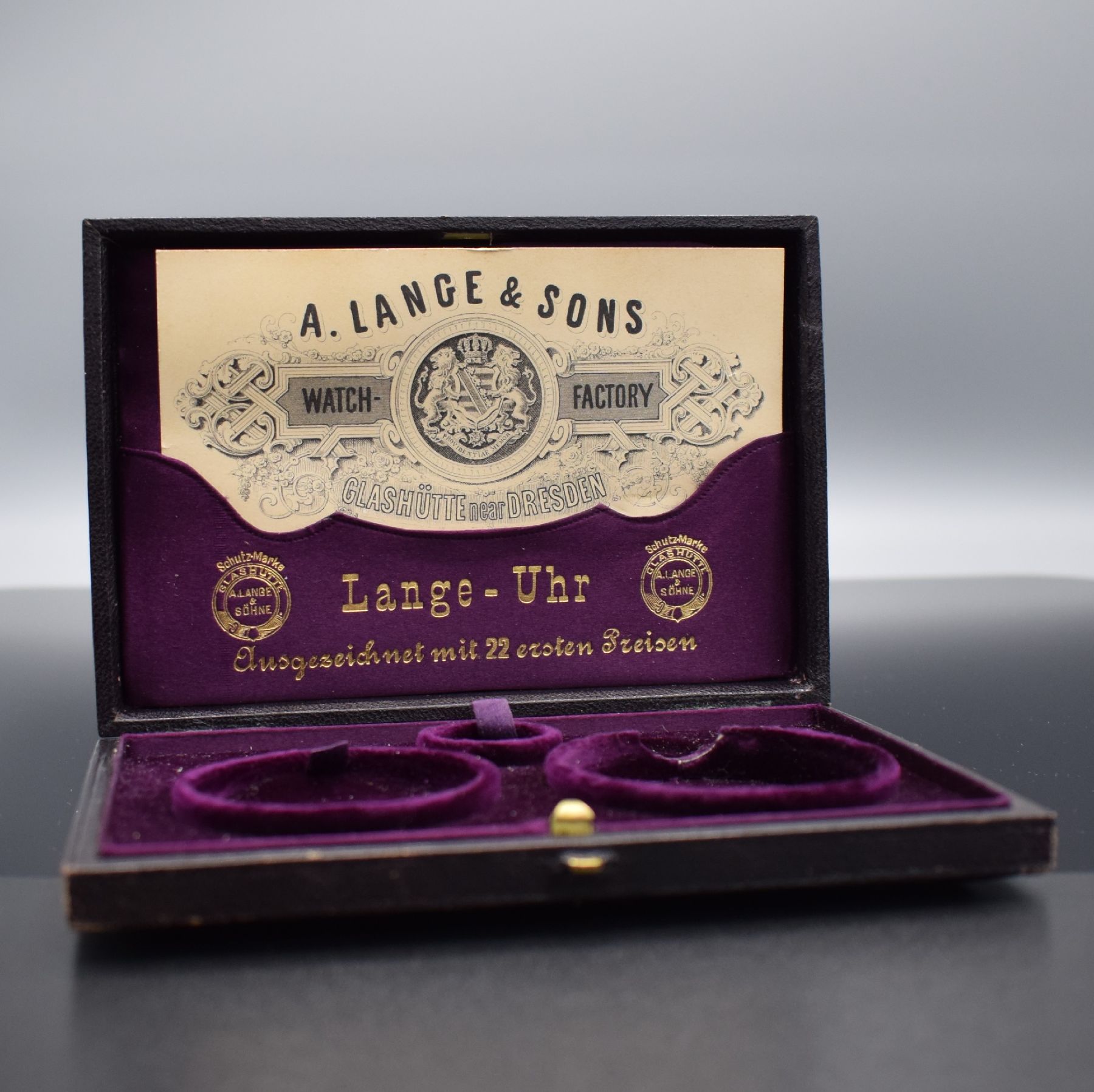A. LANGE & SÖHNE Taschenuhretui mit Zertifikat, Glashütte b. Dresden um 1895, Zertifikat Nr. 33664, Ersatzzugfeder & Ersatzglas, M. ca. 3 x 14,5 x ...