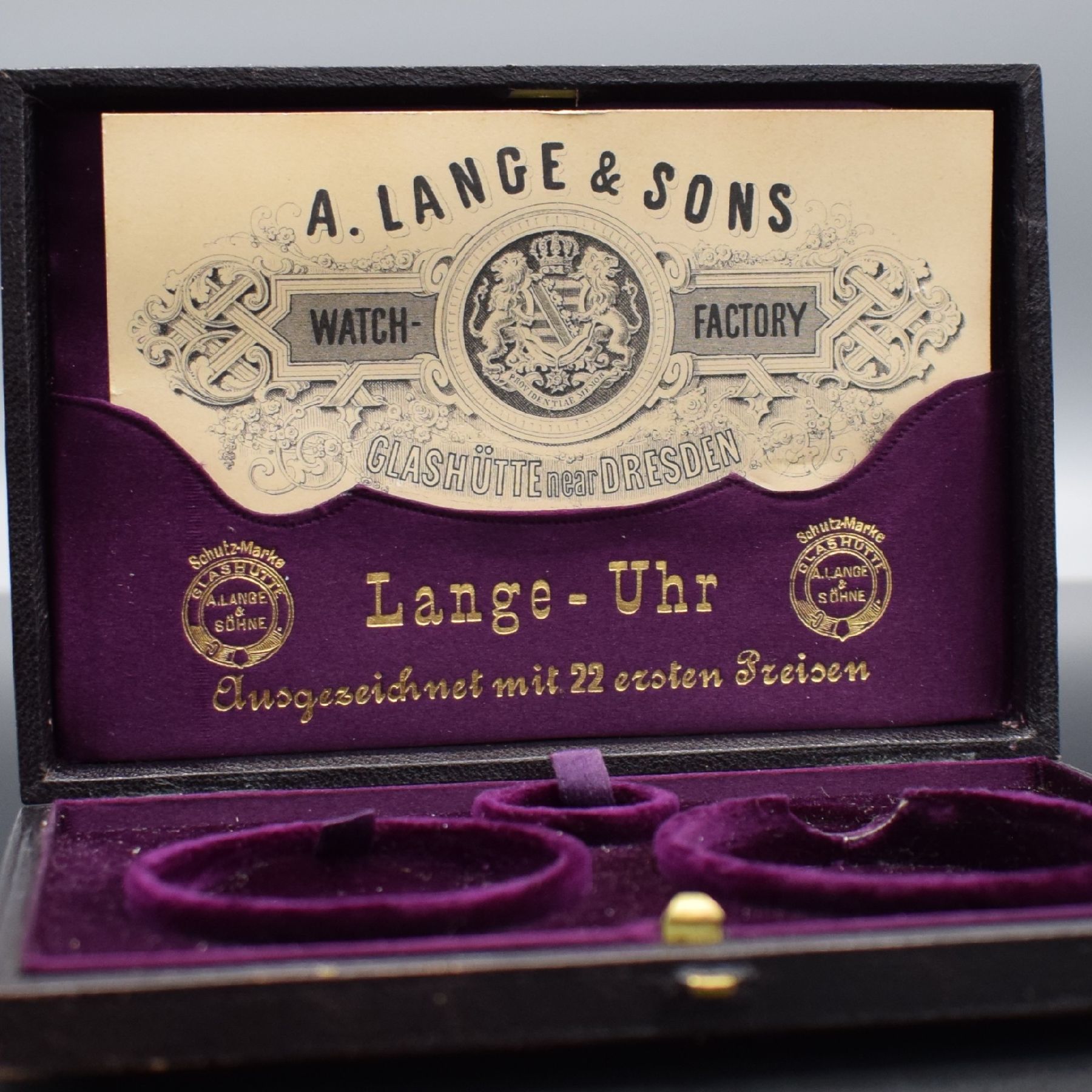 Detail e: A. LANGE & SÖHNE Taschenuhretui mit Zertifikat, Glashütte b. Dresden um 1895, Zertifikat Nr. 33664, Ersatzzugfeder & Ersatzglas, M. ca. 3 x 14,5 x ...