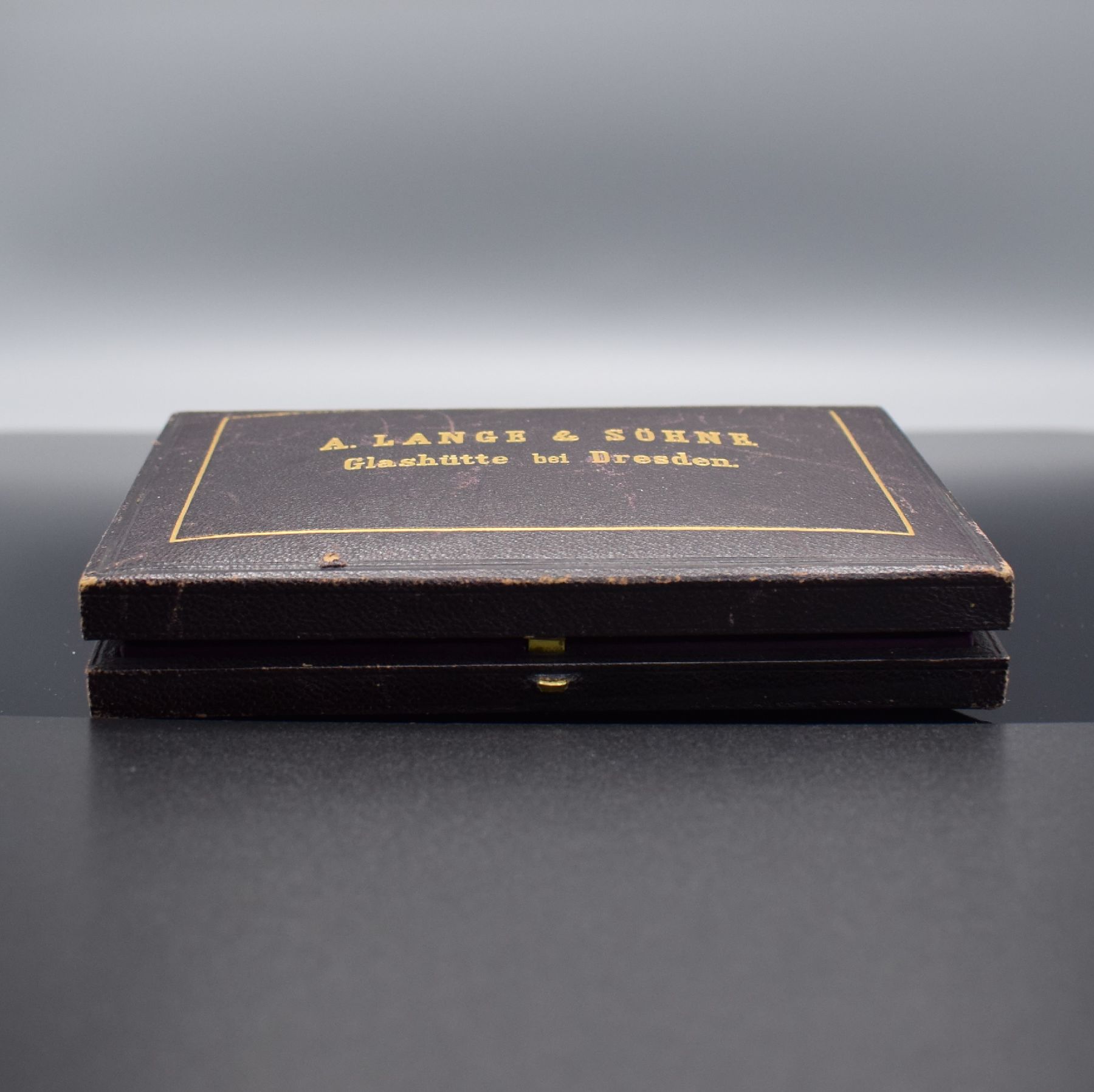 Detail f: A. LANGE & SÖHNE Taschenuhretui mit Zertifikat, Glashütte b. Dresden um 1895, Zertifikat Nr. 33664, Ersatzzugfeder & Ersatzglas, M. ca. 3 x 14,5 x ...
