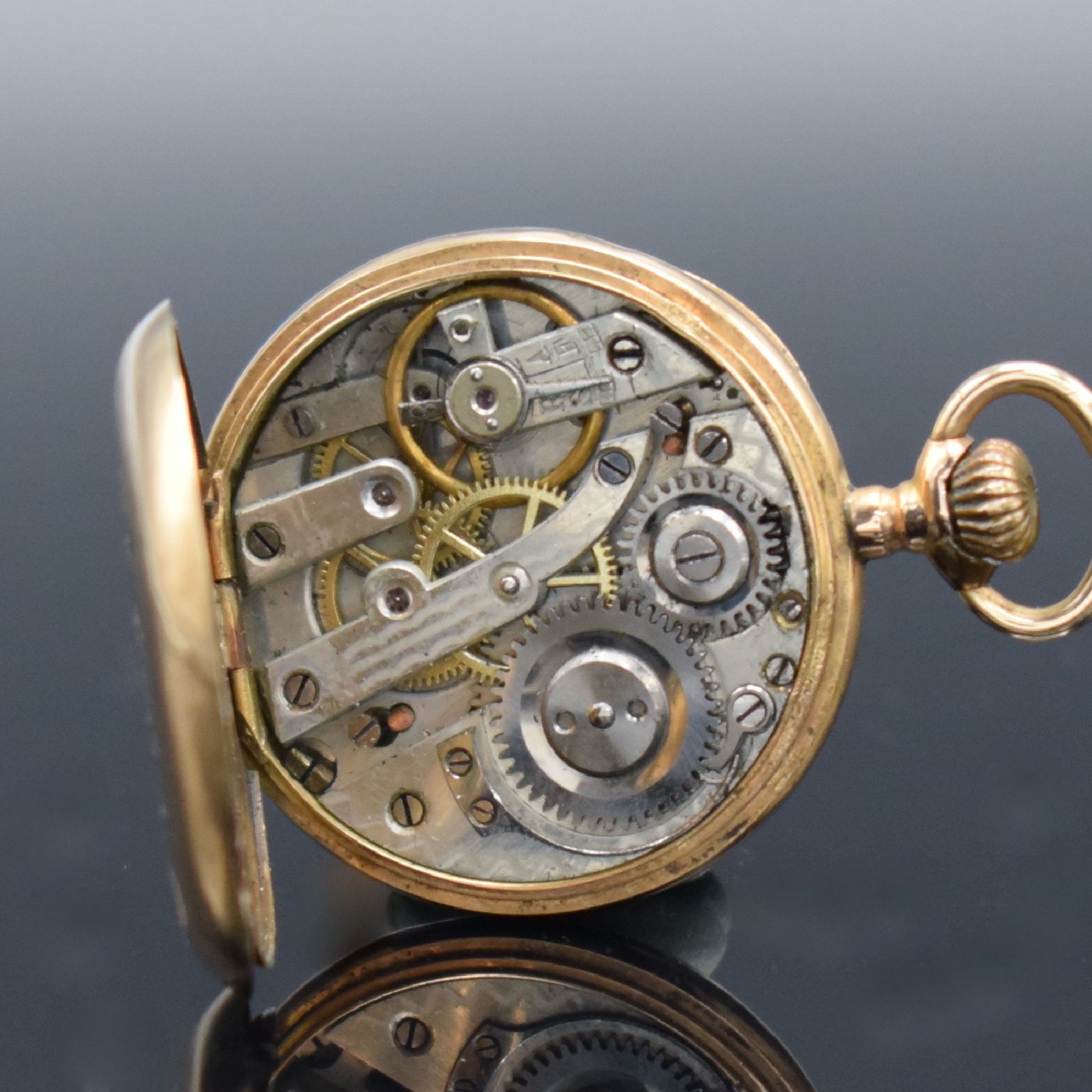 Detail m: Konvolut: 2 Damentaschenuhren in RG & GG 585/000, Schweiz um 1908, beide Emailzifferbl. m. röm. Std., 1 x EDEN 3-Deckel Gold Savonette umgebaut zur ...