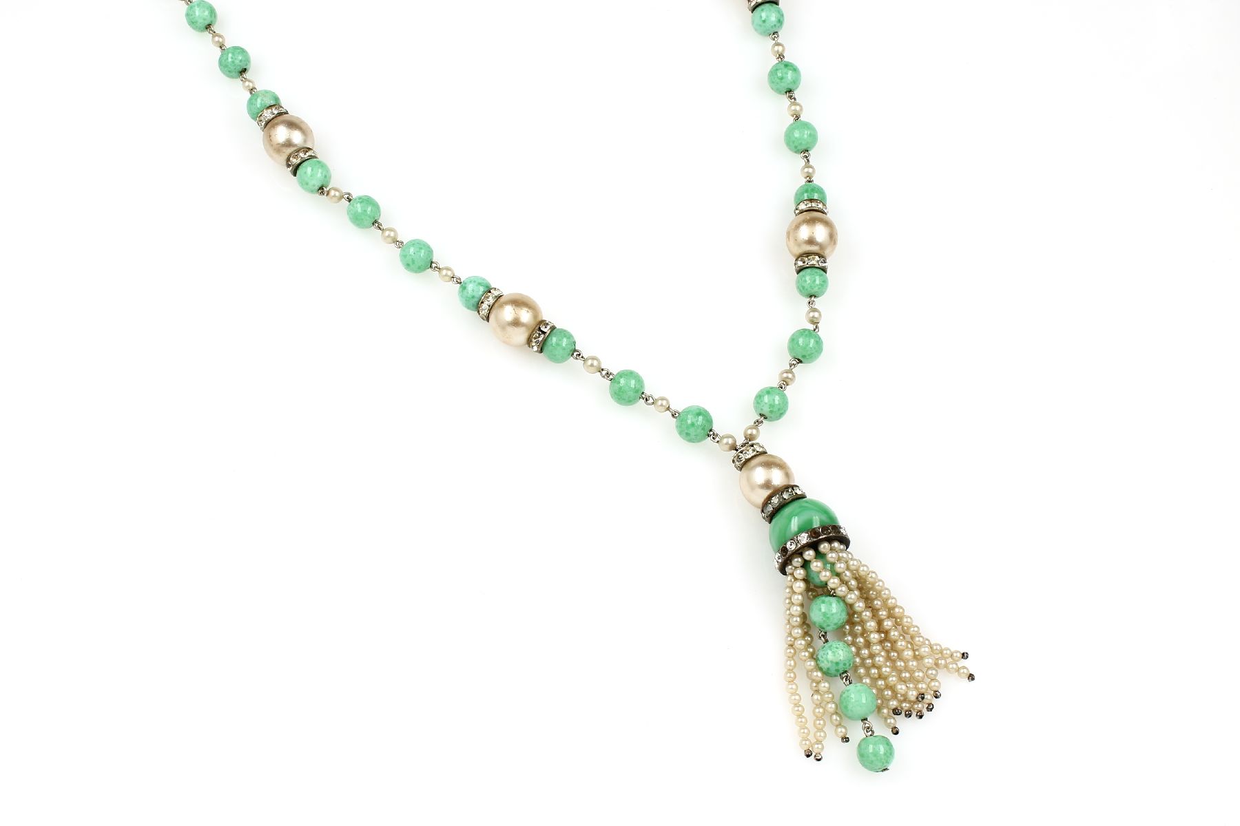 Modeschmuckcollier, Amerika um 1950, chrysoprasf. Glaskugeln, Kunstperlen, farbloser Straßbesatz, Steine z. T. fehlend, Quastenabhängung mit ...