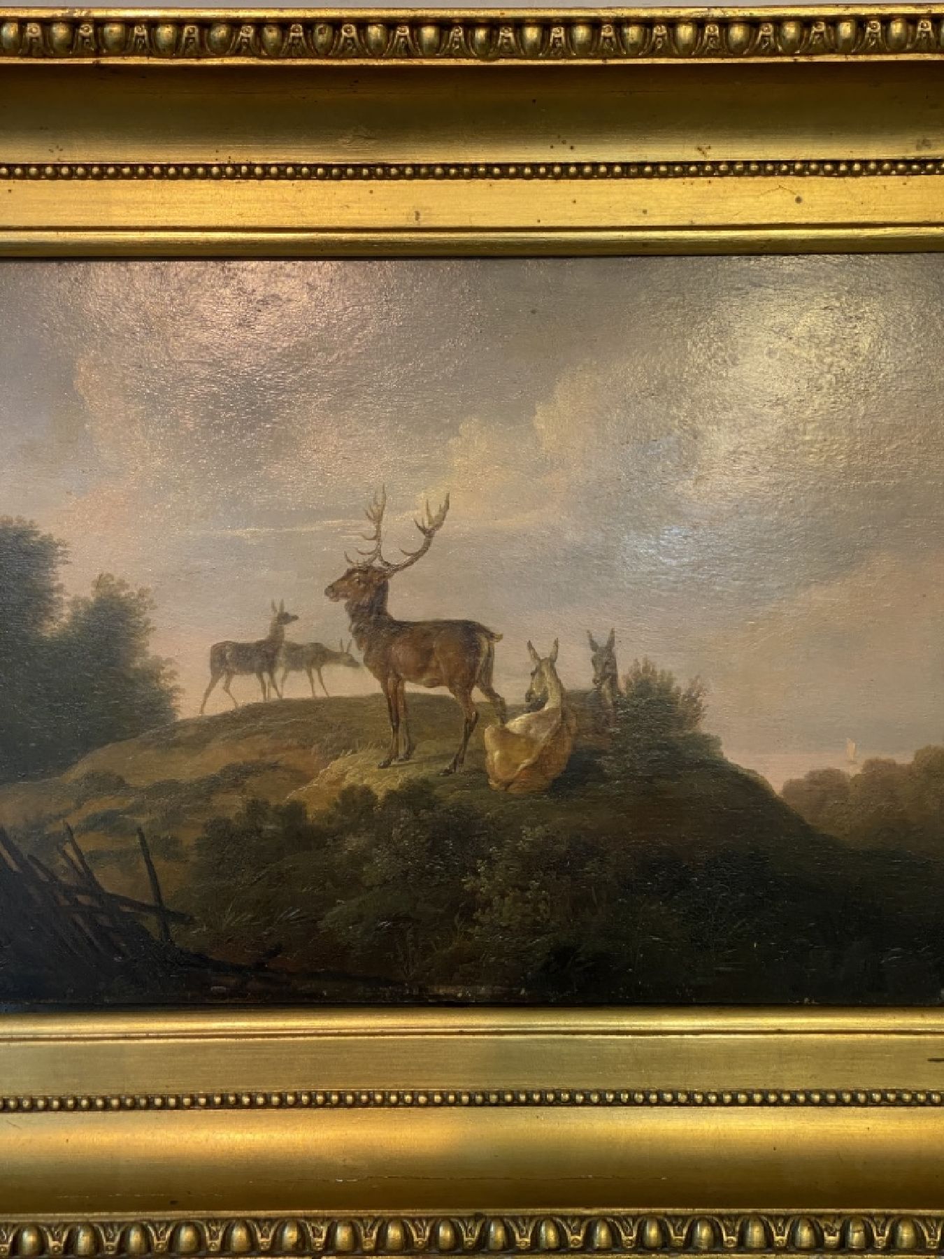 Detail a: Umkreis Johan Thomas Lundbye, 1818 - 1848, Hirsche auf erhöhter Lichtung, feine lasierende Malerei auf Holzplatte, reiche Differenzierung in den ...
