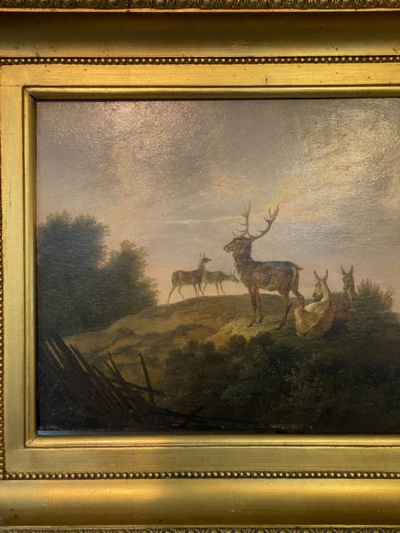 Detail b: Umkreis Johan Thomas Lundbye, 1818 - 1848, Hirsche auf erhöhter Lichtung, feine lasierende Malerei auf Holzplatte, reiche Differenzierung in den ...