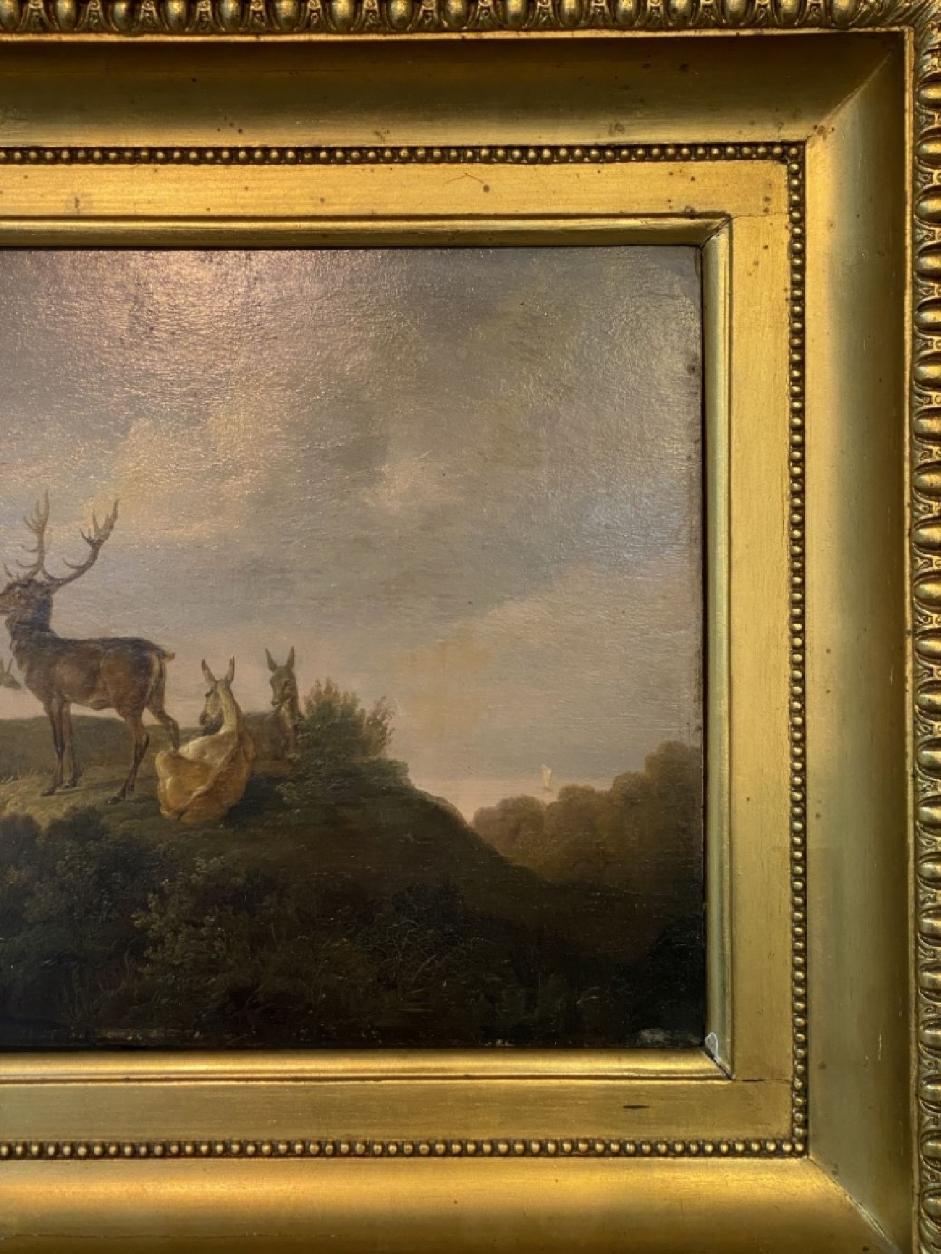 Detail c: Umkreis Johan Thomas Lundbye, 1818 - 1848, Hirsche auf erhöhter Lichtung, feine lasierende Malerei auf Holzplatte, reiche Differenzierung in den ...
