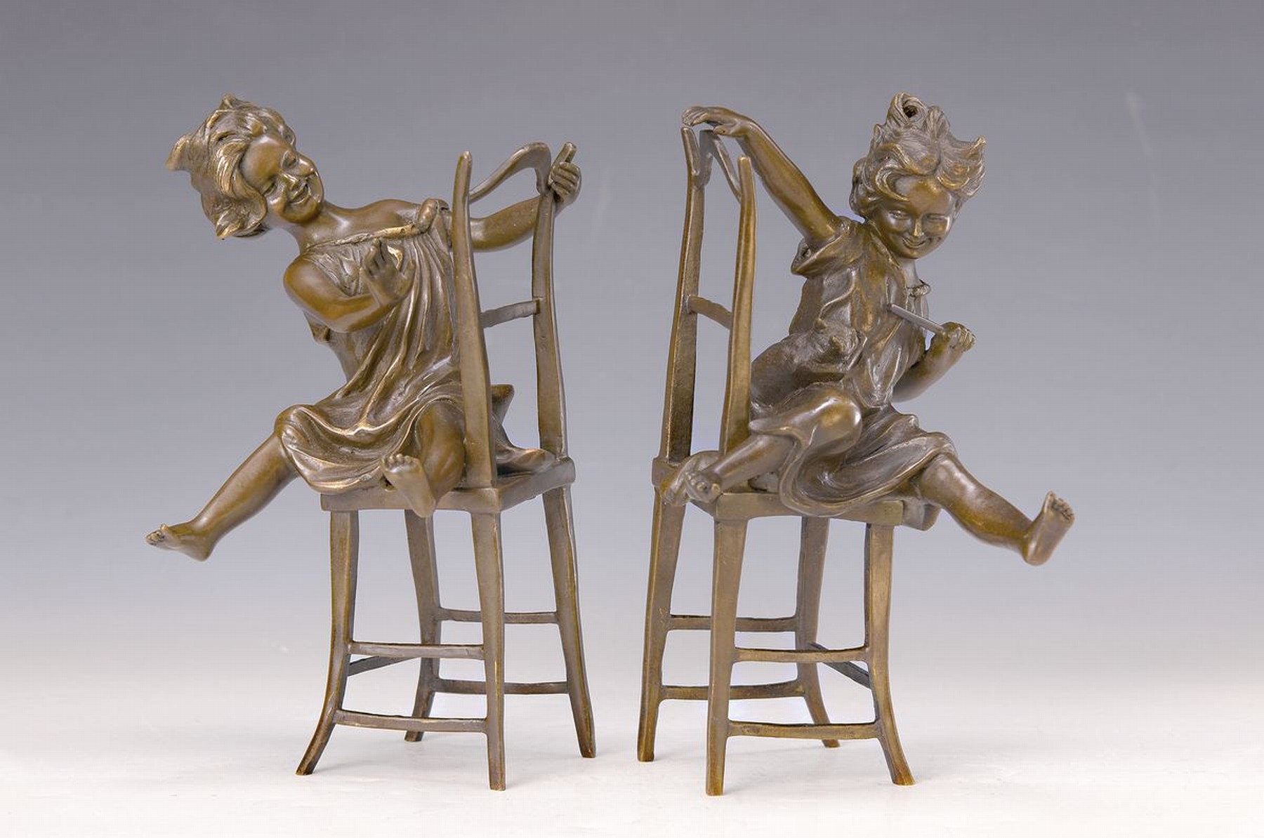 Detail a: Gruppe aus drei Bronzefiguren, Frankreich, Paris, nach Iffland, zwei Mädchen auf Stühlen, eine mit Katze und Stock, die andere auf die Katze ...
