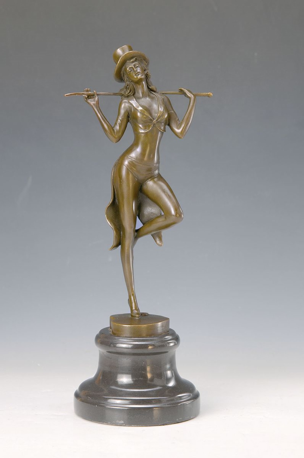 Bronzeskulptur nach Affortunato Gory, Art-Deco-Tänzerin mit Zylinder und Stock, Metallsockel, Gesamth. ca. 37cm