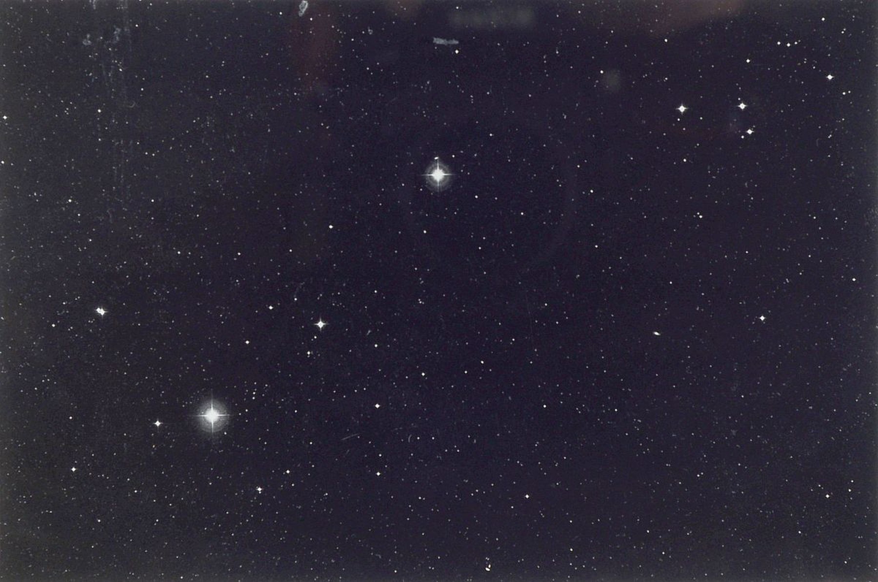 Thomas Ruff, geb. 1958, Postkarte, verso handsign., "Sterne 01h55m/-30, aus 1989, unter Glas, gesamt ca. 26x20 cm
