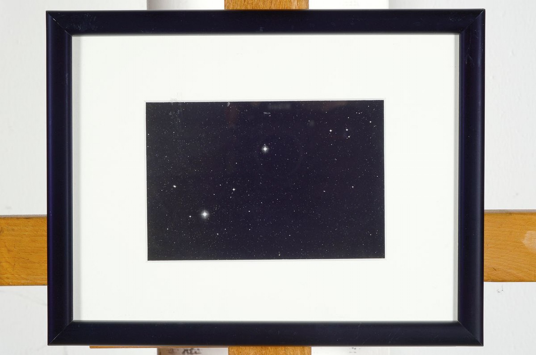 Detail k: Thomas Ruff, geb. 1958, Postkarte, verso handsign., "Sterne 01h55m/-30, aus 1989, unter Glas, gesamt ca. 26x20 cm