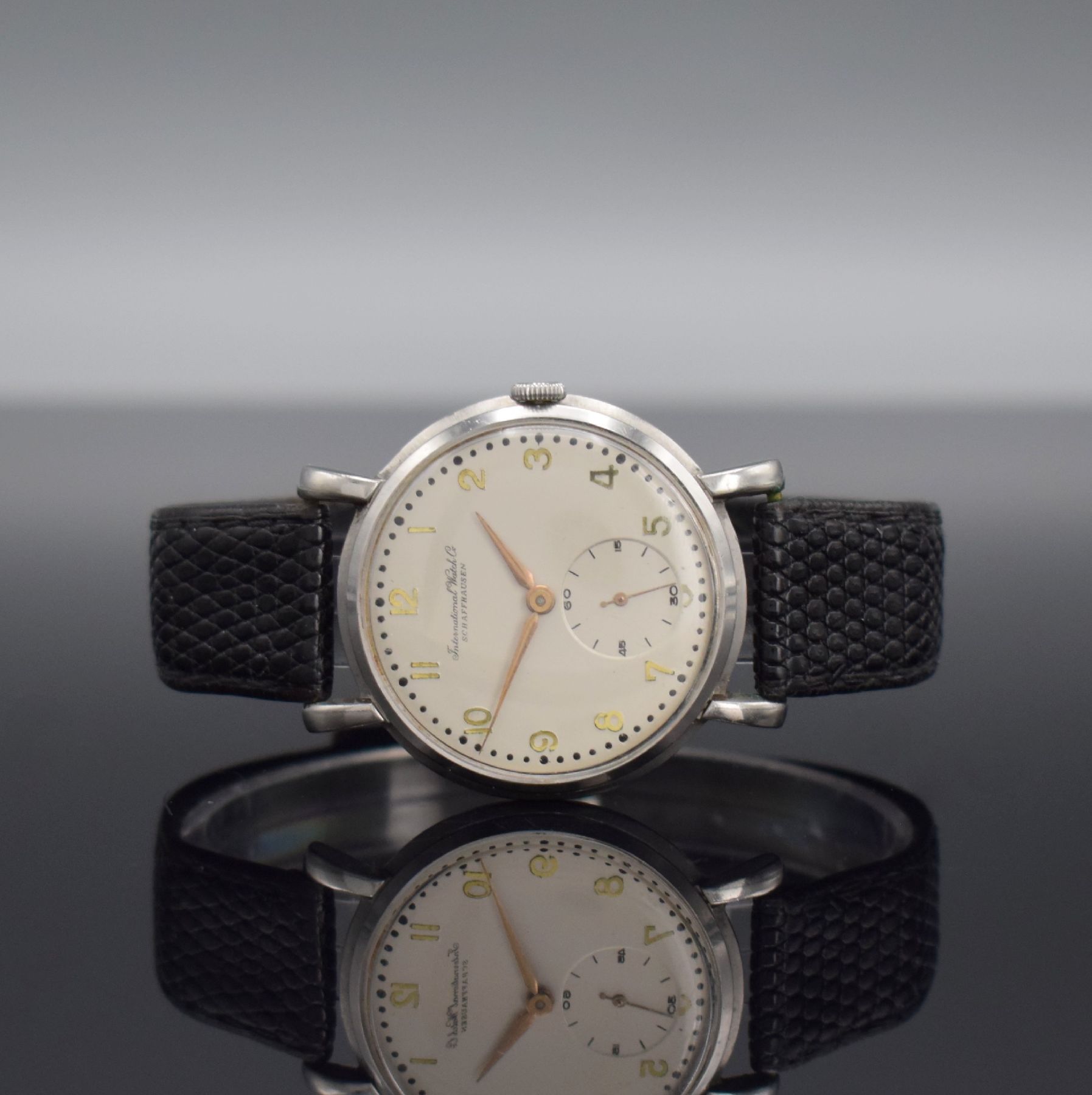 Detail b: IWC Kaliber 64T seltenes Werk im späteren IWC Stahlgehäuse, Schweiz um 1920/1950, Handaufzug, 3-tlg. Geh., Boden & Glasrand aufgedr., silb. ...