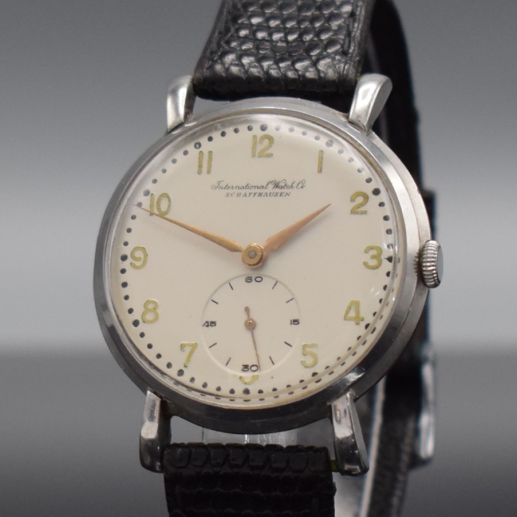 Detail e: IWC Kaliber 64T seltenes Werk im späteren IWC Stahlgehäuse, Schweiz um 1920/1950, Handaufzug, 3-tlg. Geh., Boden & Glasrand aufgedr., silb. ...