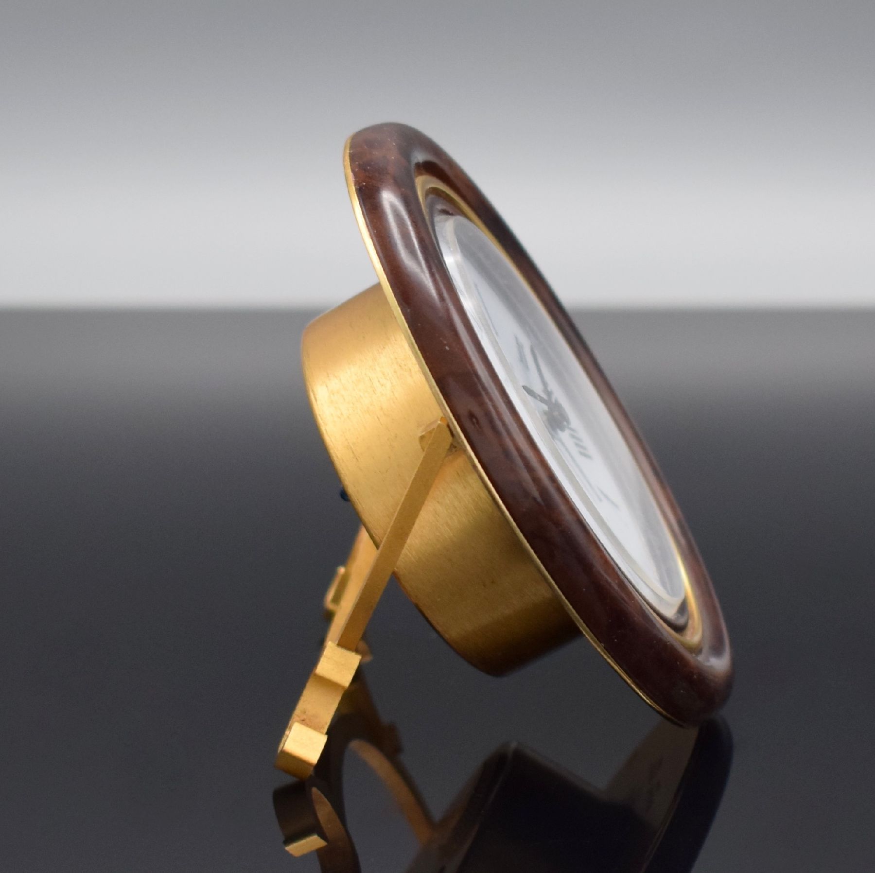 Detail c: CARTIER Paris Tischwecker, Schweiz 1980er Jahre, quarz, Ref. 7519, verg. Messinggeh. z. T. in Holzoptik braun lackiert, emailfarb. Zifferbl. m. röm. ...