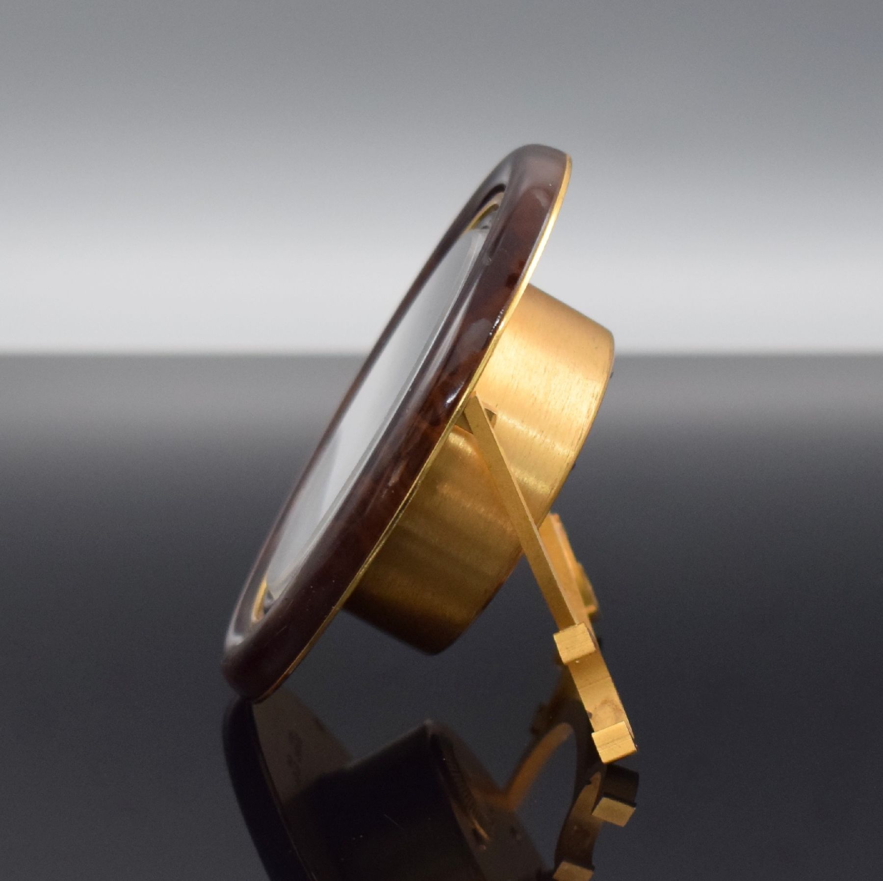 Detail e: CARTIER Paris Tischwecker, Schweiz 1980er Jahre, quarz, Ref. 7519, verg. Messinggeh. z. T. in Holzoptik braun lackiert, emailfarb. Zifferbl. m. röm. ...