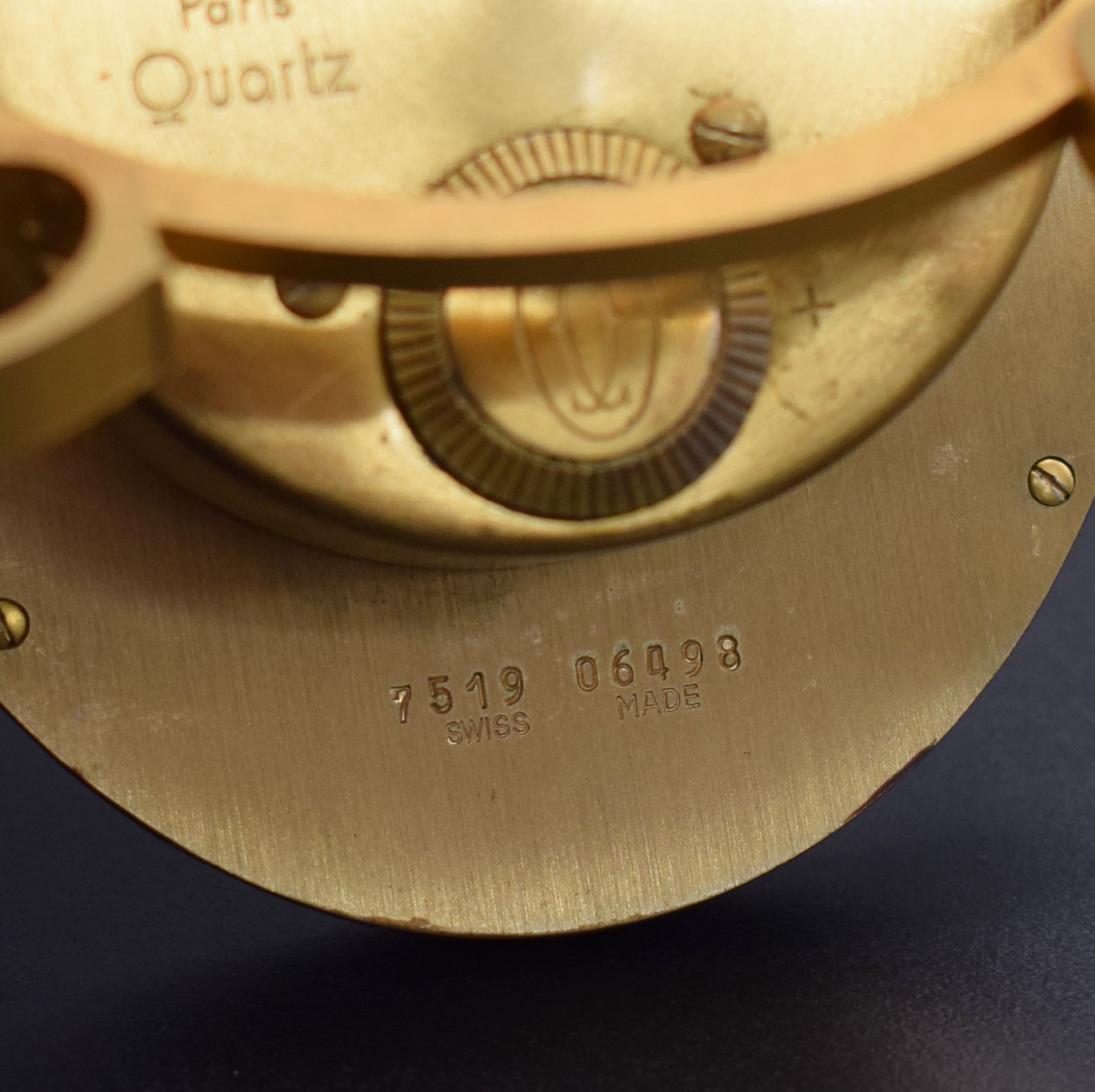 Detail f: CARTIER Paris Tischwecker, Schweiz 1980er Jahre, quarz, Ref. 7519, verg. Messinggeh. z. T. in Holzoptik braun lackiert, emailfarb. Zifferbl. m. röm. ...