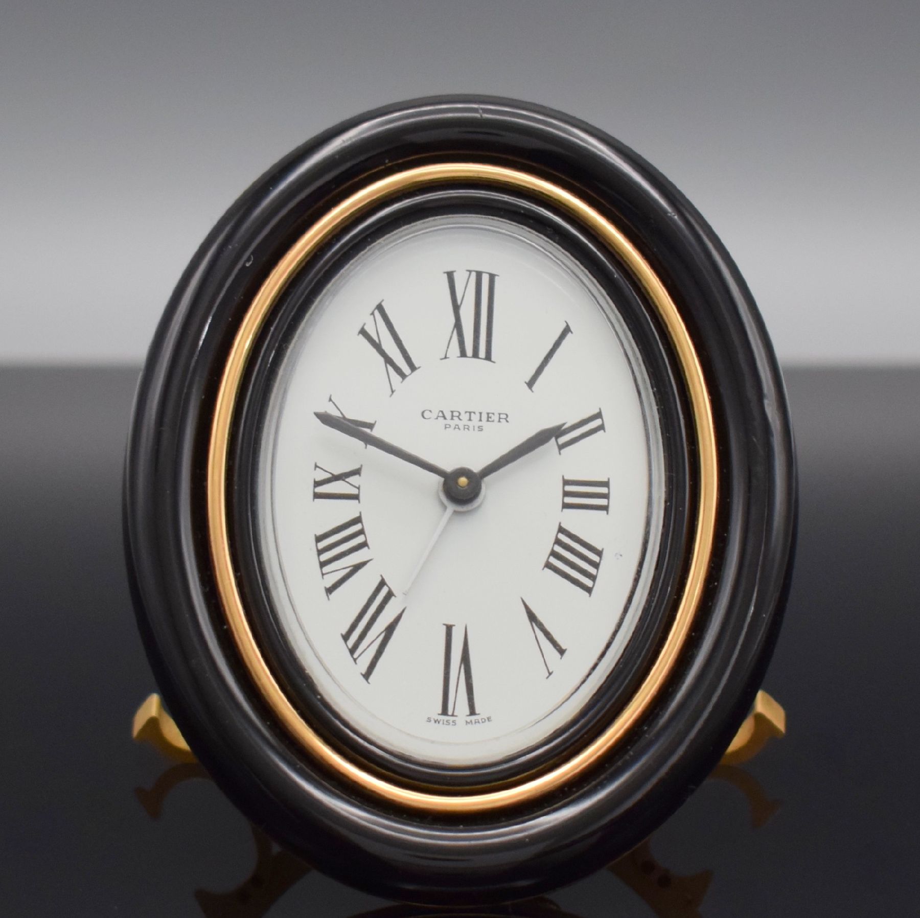 Detail a: CARTIER Paris Tischwecker Baignoire, Schweiz 1980er Jahre, Handaufzug, Ref. 7509, verg. Messinggeh. z. T. schwarz lackiert, Lackierung teils. ...