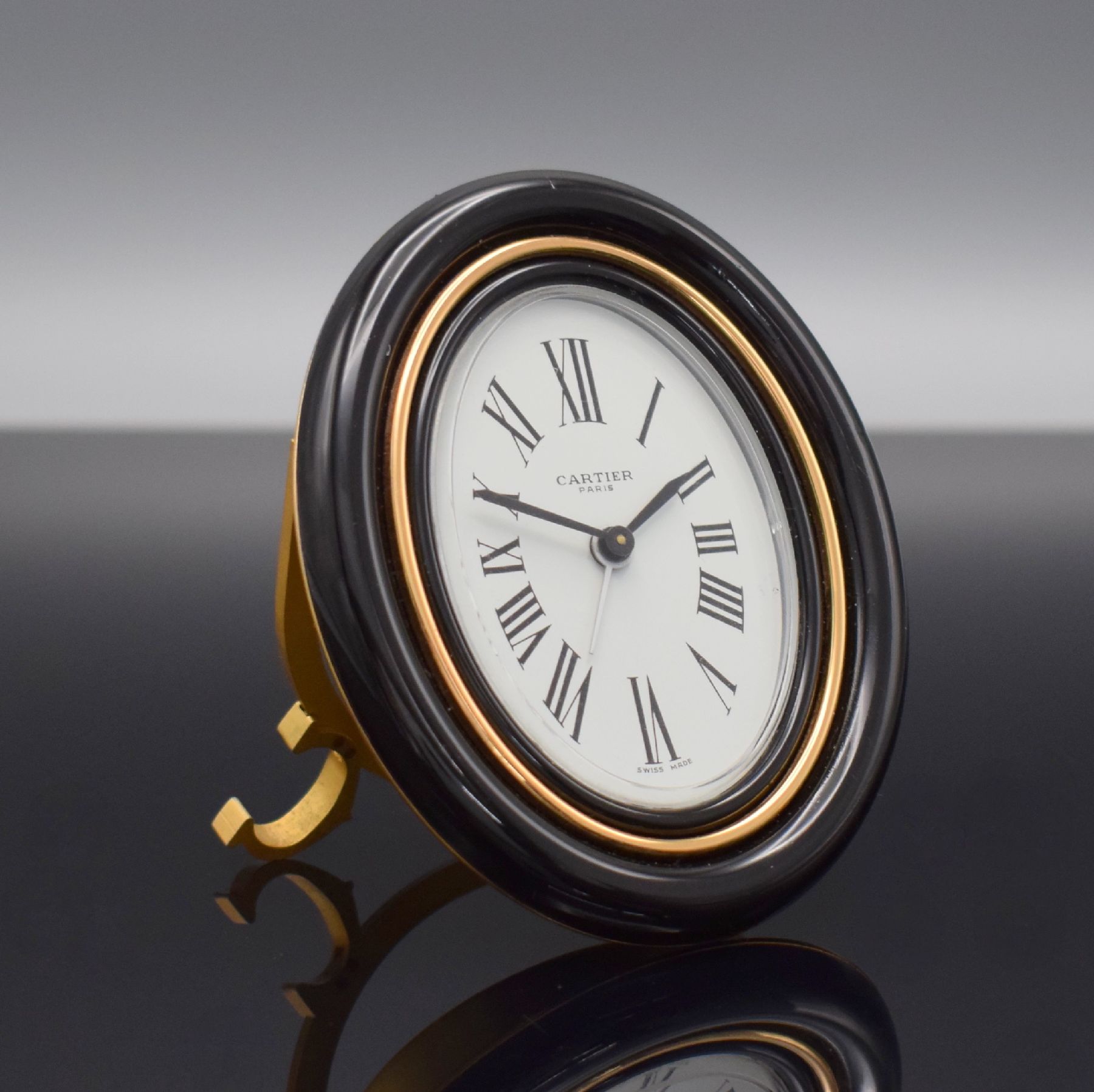 Detail b: CARTIER Paris Tischwecker Baignoire, Schweiz 1980er Jahre, Handaufzug, Ref. 7509, verg. Messinggeh. z. T. schwarz lackiert, Lackierung teils. ...