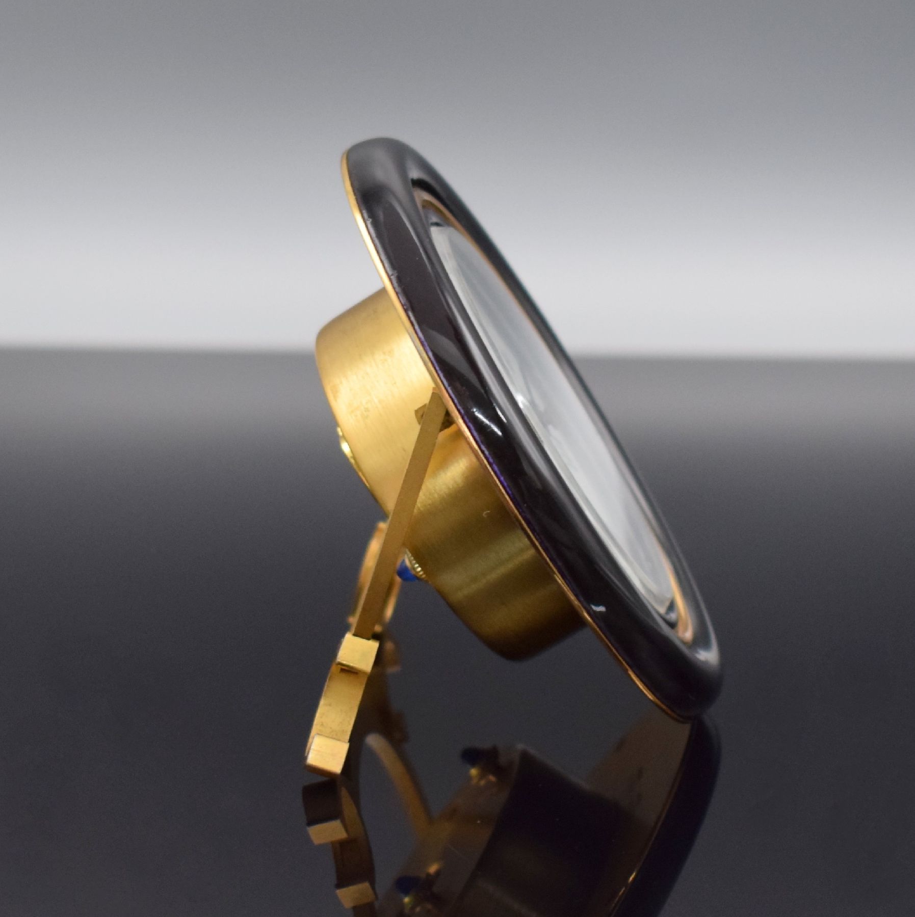 Detail c: CARTIER Paris Tischwecker Baignoire, Schweiz 1980er Jahre, Handaufzug, Ref. 7509, verg. Messinggeh. z. T. schwarz lackiert, Lackierung teils. ...