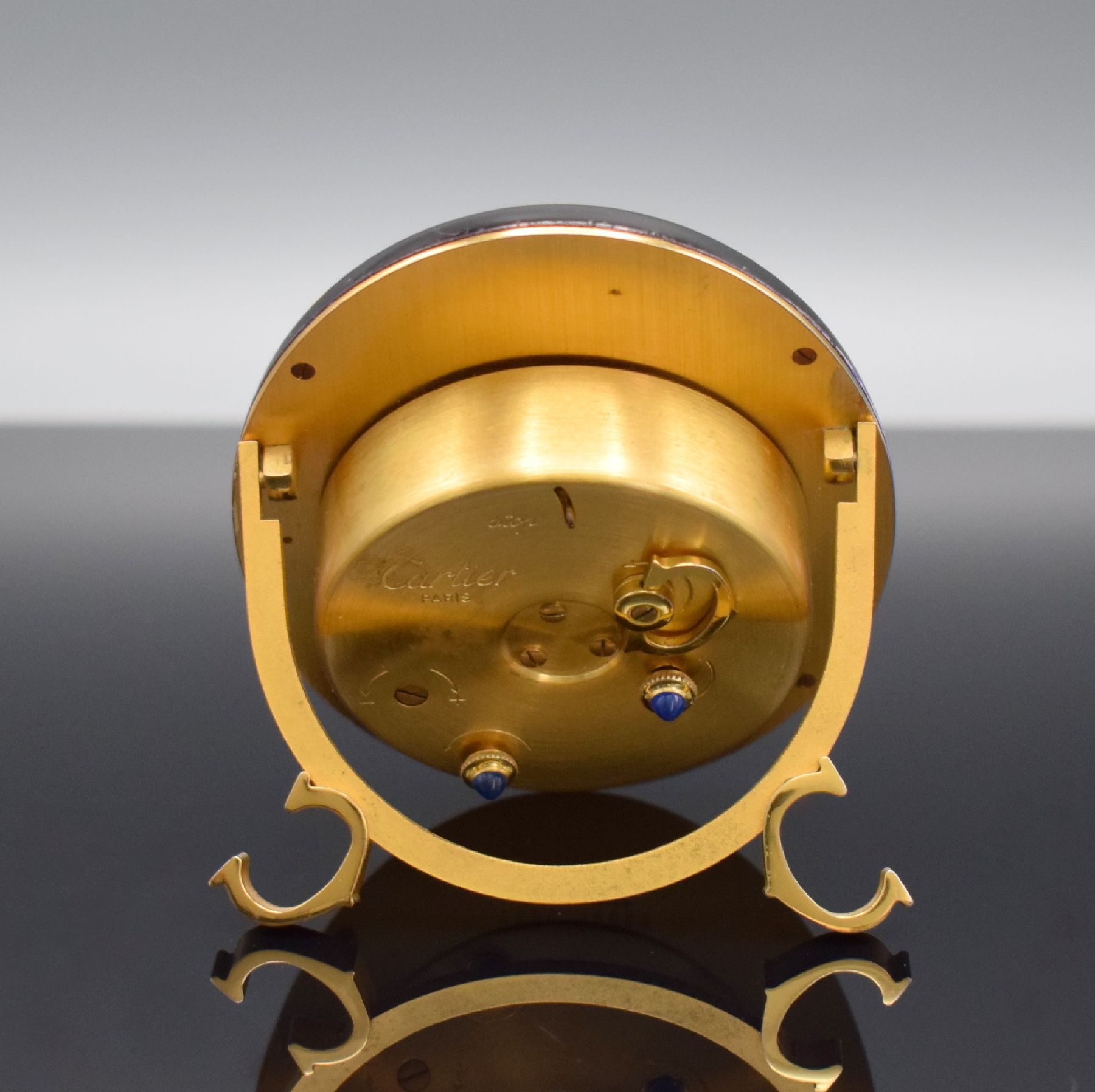 Detail d: CARTIER Paris Tischwecker Baignoire, Schweiz 1980er Jahre, Handaufzug, Ref. 7509, verg. Messinggeh. z. T. schwarz lackiert, Lackierung teils. ...