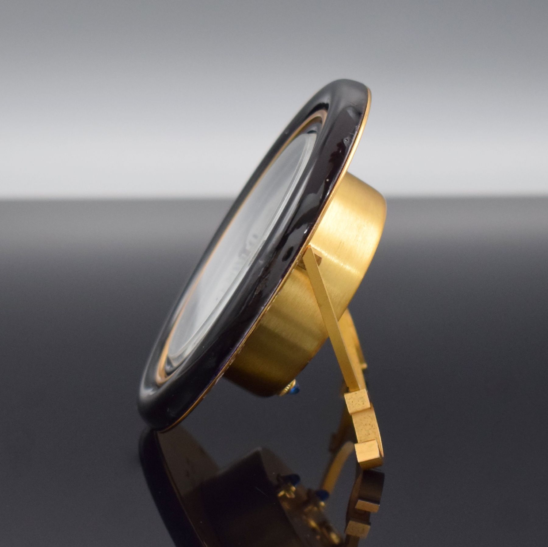 Detail e: CARTIER Paris Tischwecker Baignoire, Schweiz 1980er Jahre, Handaufzug, Ref. 7509, verg. Messinggeh. z. T. schwarz lackiert, Lackierung teils. ...