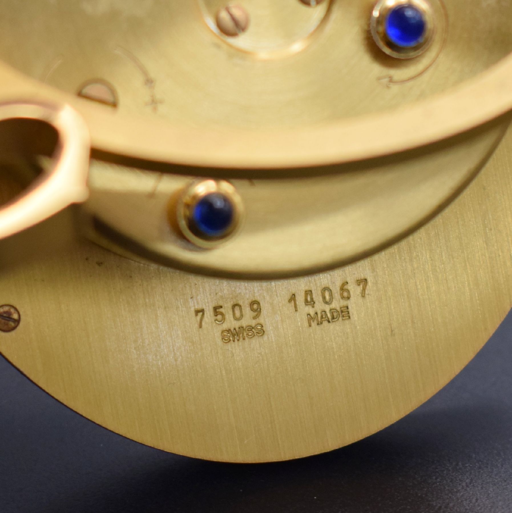 Detail f: CARTIER Paris Tischwecker Baignoire, Schweiz 1980er Jahre, Handaufzug, Ref. 7509, verg. Messinggeh. z. T. schwarz lackiert, Lackierung teils. ...