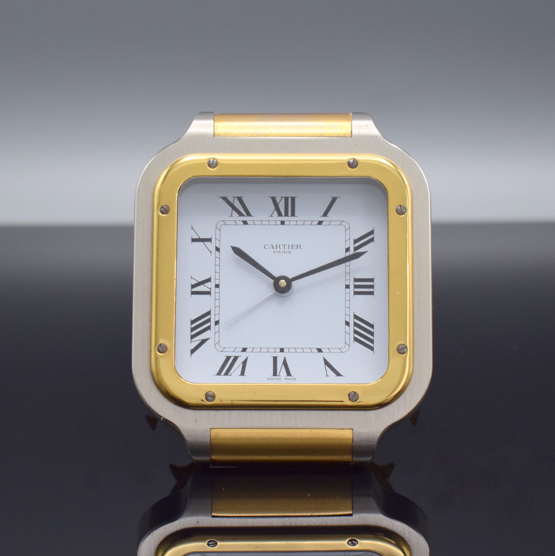 CARTIER Paris Tischwecker Modell Santos, Schweiz 1980er Jahre, quarz, Ref. 7508, 2- farb. Messinggeh., emailfarb. Zifferbl. m. röm. Zahlen, M. ca. ...