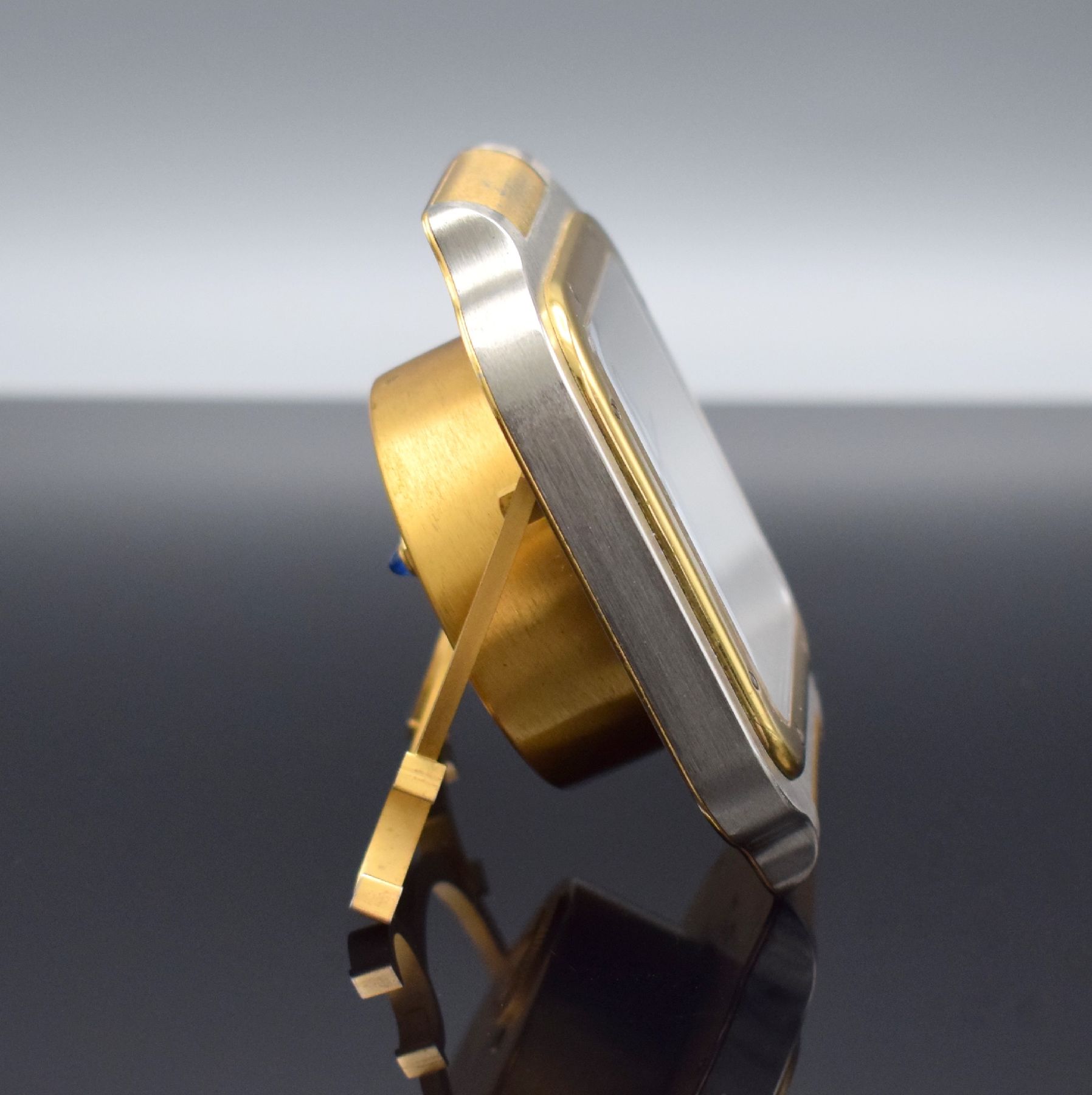 Detail c: CARTIER Paris Tischwecker Modell Santos, Schweiz 1980er Jahre, quarz, Ref. 7508, 2- farb. Messinggeh., emailfarb. Zifferbl. m. röm. Zahlen, M. ca. ...