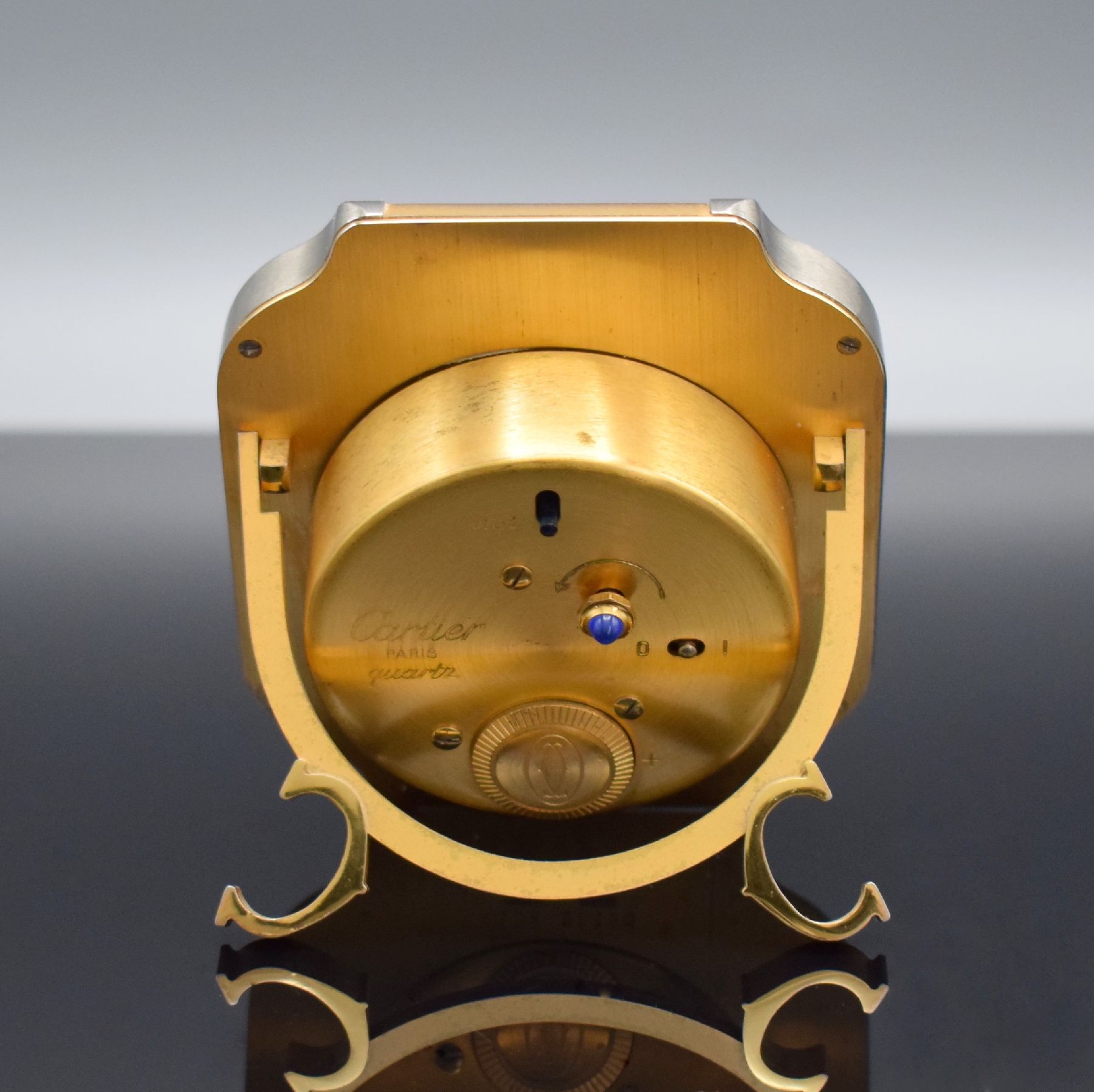 Detail d: CARTIER Paris Tischwecker Modell Santos, Schweiz 1980er Jahre, quarz, Ref. 7508, 2- farb. Messinggeh., emailfarb. Zifferbl. m. röm. Zahlen, M. ca. ...