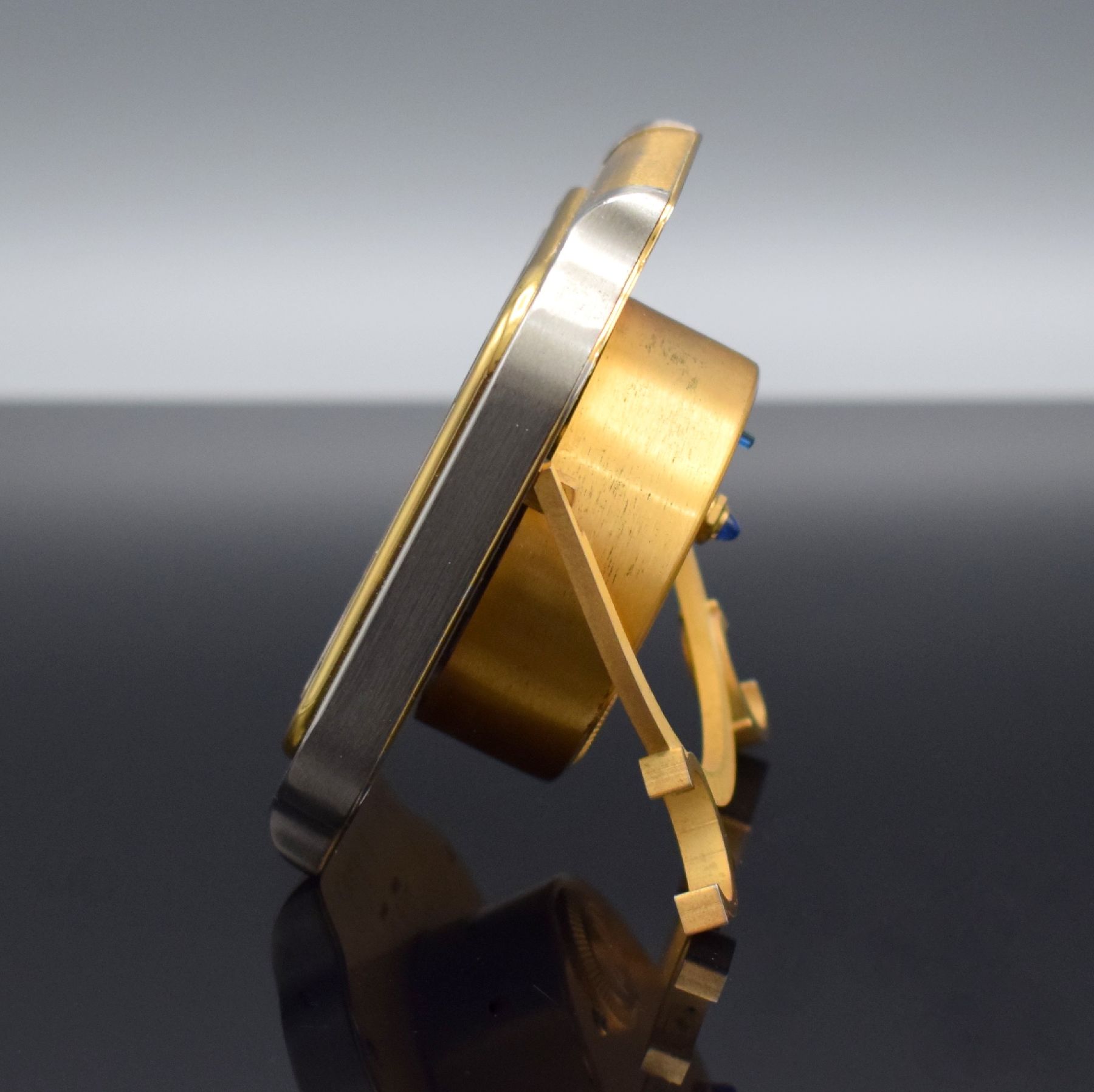 Detail e: CARTIER Paris Tischwecker Modell Santos, Schweiz 1980er Jahre, quarz, Ref. 7508, 2- farb. Messinggeh., emailfarb. Zifferbl. m. röm. Zahlen, M. ca. ...