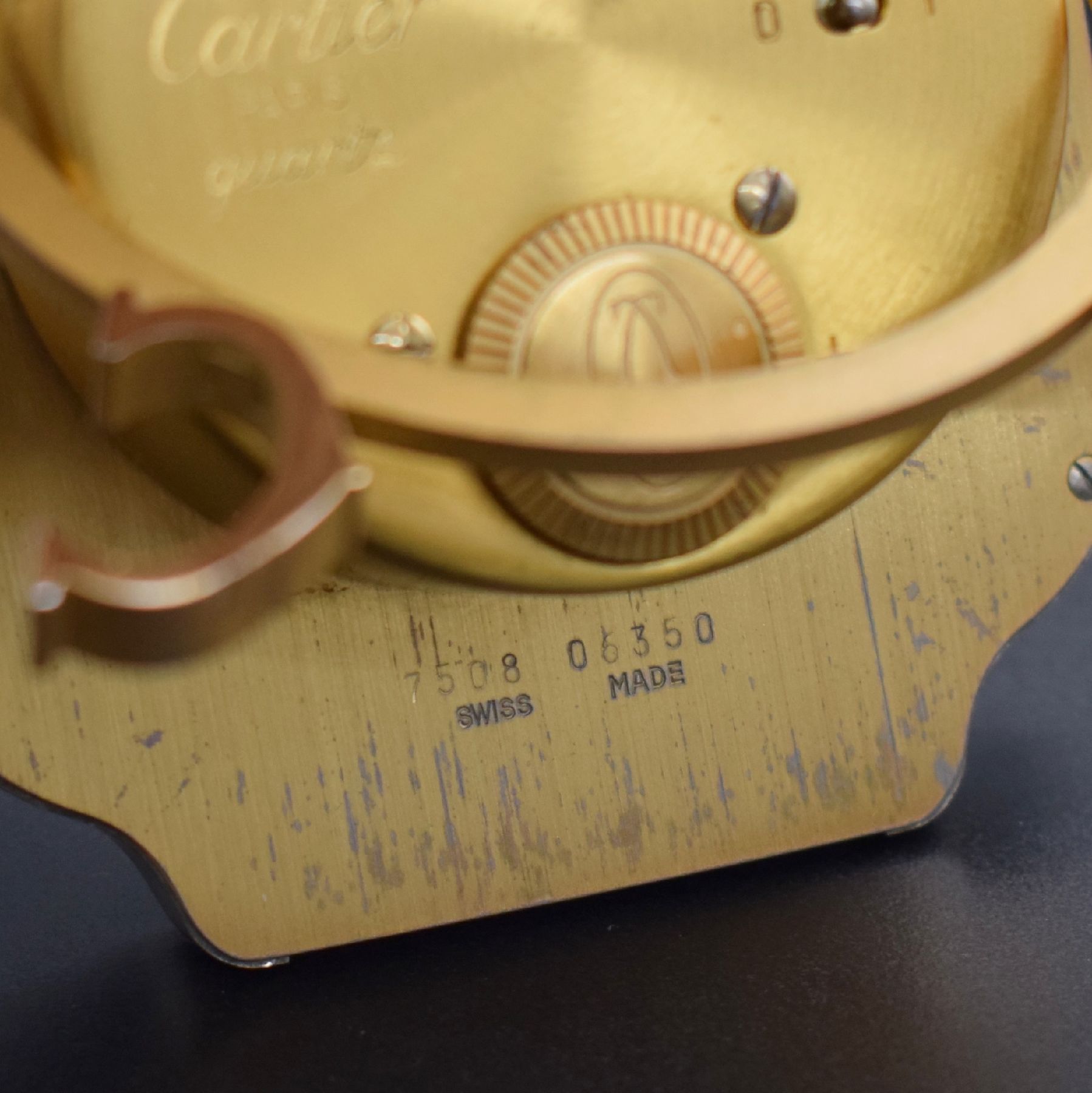 Detail f: CARTIER Paris Tischwecker Modell Santos, Schweiz 1980er Jahre, quarz, Ref. 7508, 2- farb. Messinggeh., emailfarb. Zifferbl. m. röm. Zahlen, M. ca. ...