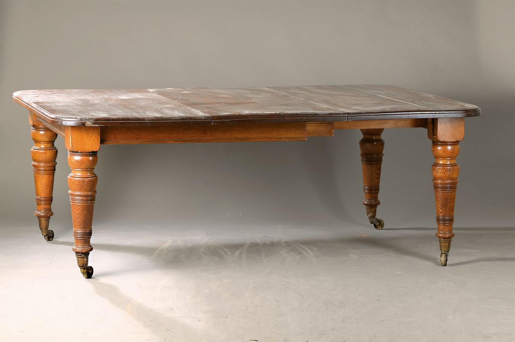 Großer Ausziehtisch, England, um 1870/80, Eiche massiv, mahagonifarben gebeizt, gedrechselte Beine, orig. Eichen-Ausziehplatte und weitere Platten ...
