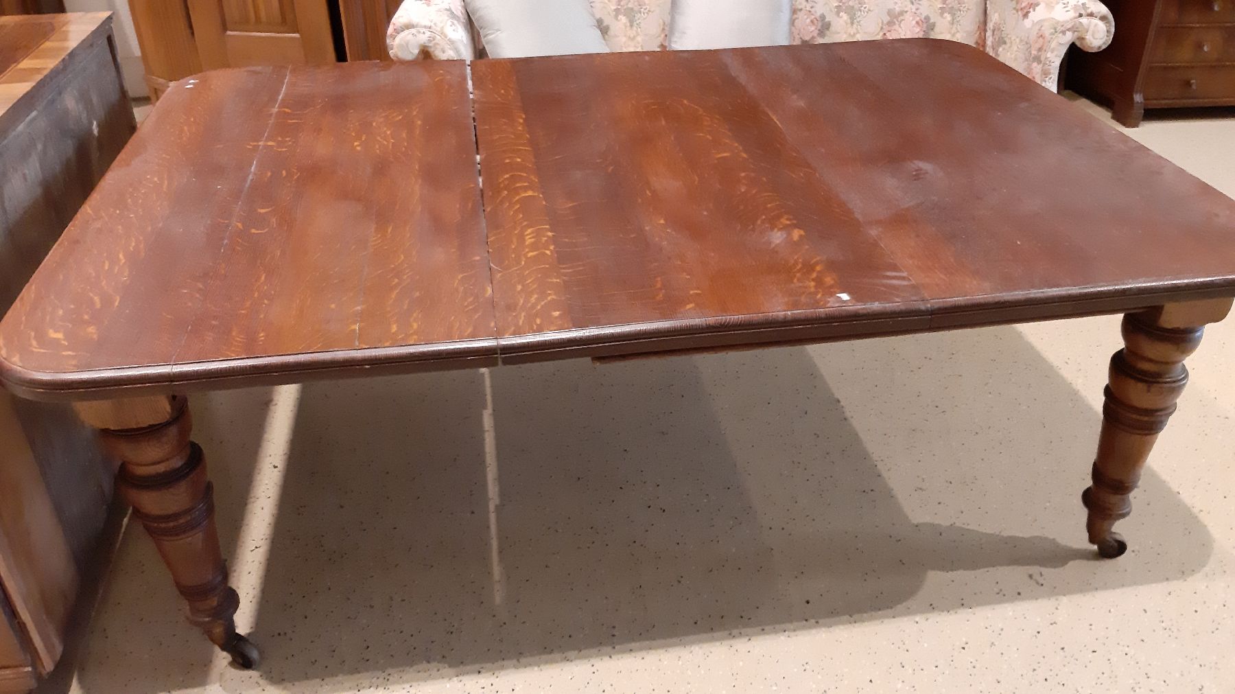 Detail b: Großer Ausziehtisch, England, um 1870/80, Eiche massiv, mahagonifarben gebeizt, gedrechselte Beine, orig. Eichen-Ausziehplatte und weitere Platten ...