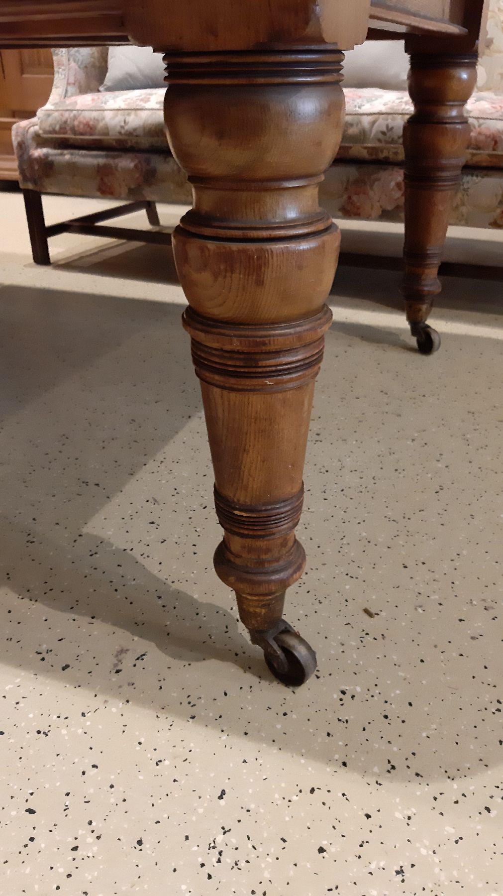 Detail c: Großer Ausziehtisch, England, um 1870/80, Eiche massiv, mahagonifarben gebeizt, gedrechselte Beine, orig. Eichen-Ausziehplatte und weitere Platten ...