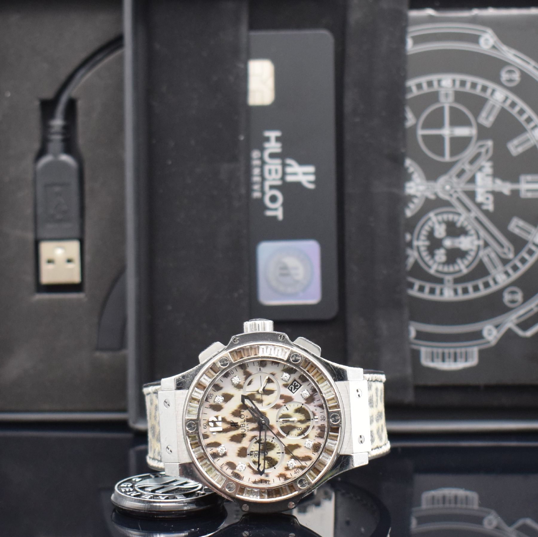 Detail i: HUBLOT seltener Armbandchronograph Snow Leopard Referenz 341.SX.7717.NR.1977, Automatik, auf 500 Stück limitiertes Sondermodell in Edelstahl inkl. ...