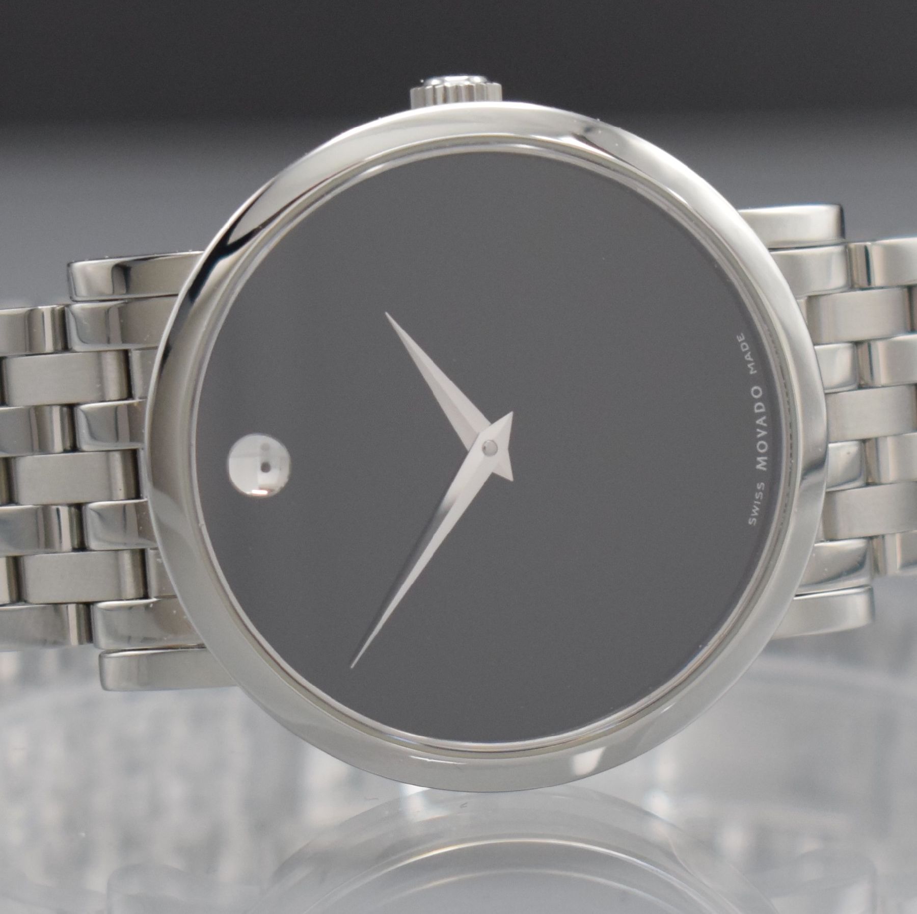 Detail a: MOVADO Museumswatch Referenz 84 F4 1890 in Edelstahl, Automatik, Schweiz um 1995, beids. vergl., Boden m. Eigentümergravur & Glasrand aufgedr., ...