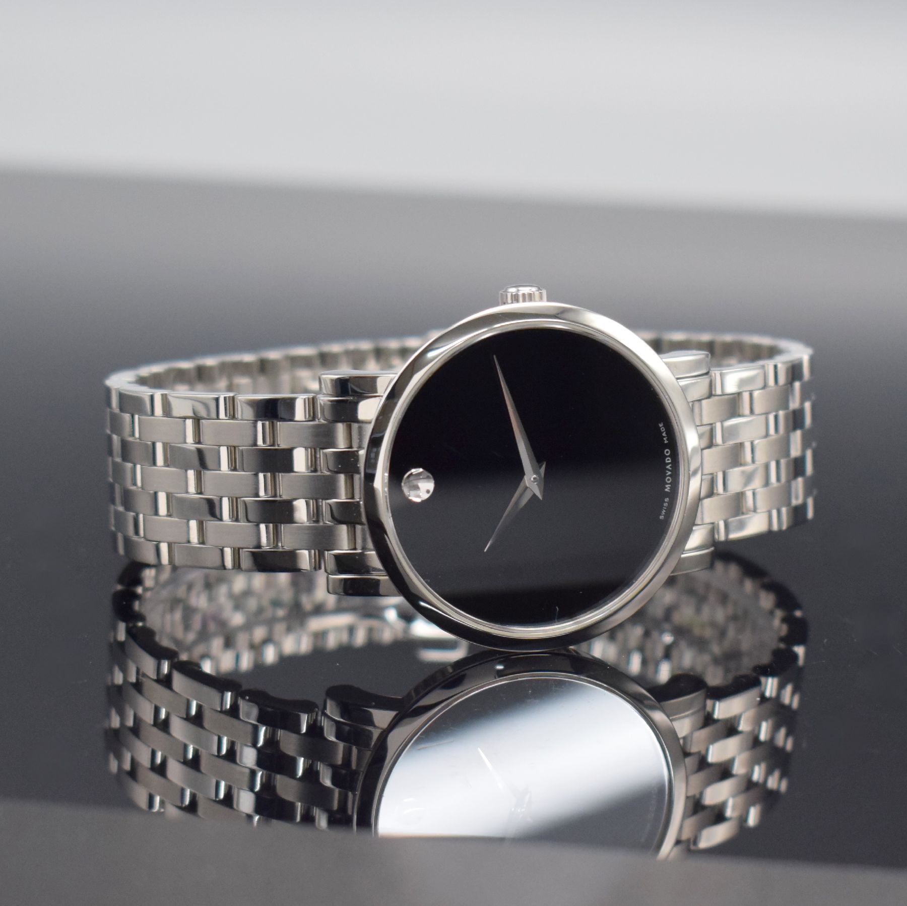Detail b: MOVADO Museumswatch Referenz 84 F4 1890 in Edelstahl, Automatik, Schweiz um 1995, beids. vergl., Boden m. Eigentümergravur & Glasrand aufgedr., ...