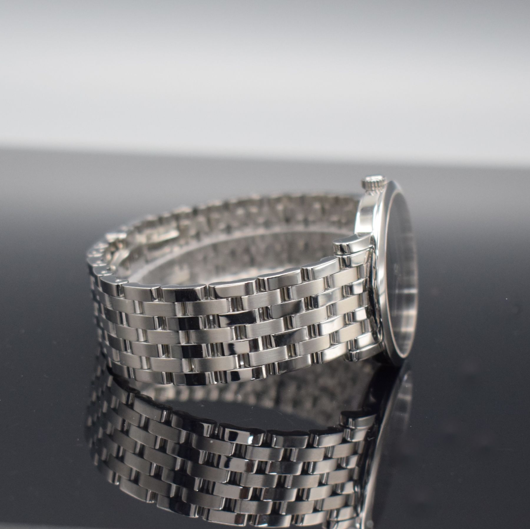 Detail c: MOVADO Museumswatch Referenz 84 F4 1890 in Edelstahl, Automatik, Schweiz um 1995, beids. vergl., Boden m. Eigentümergravur & Glasrand aufgedr., ...