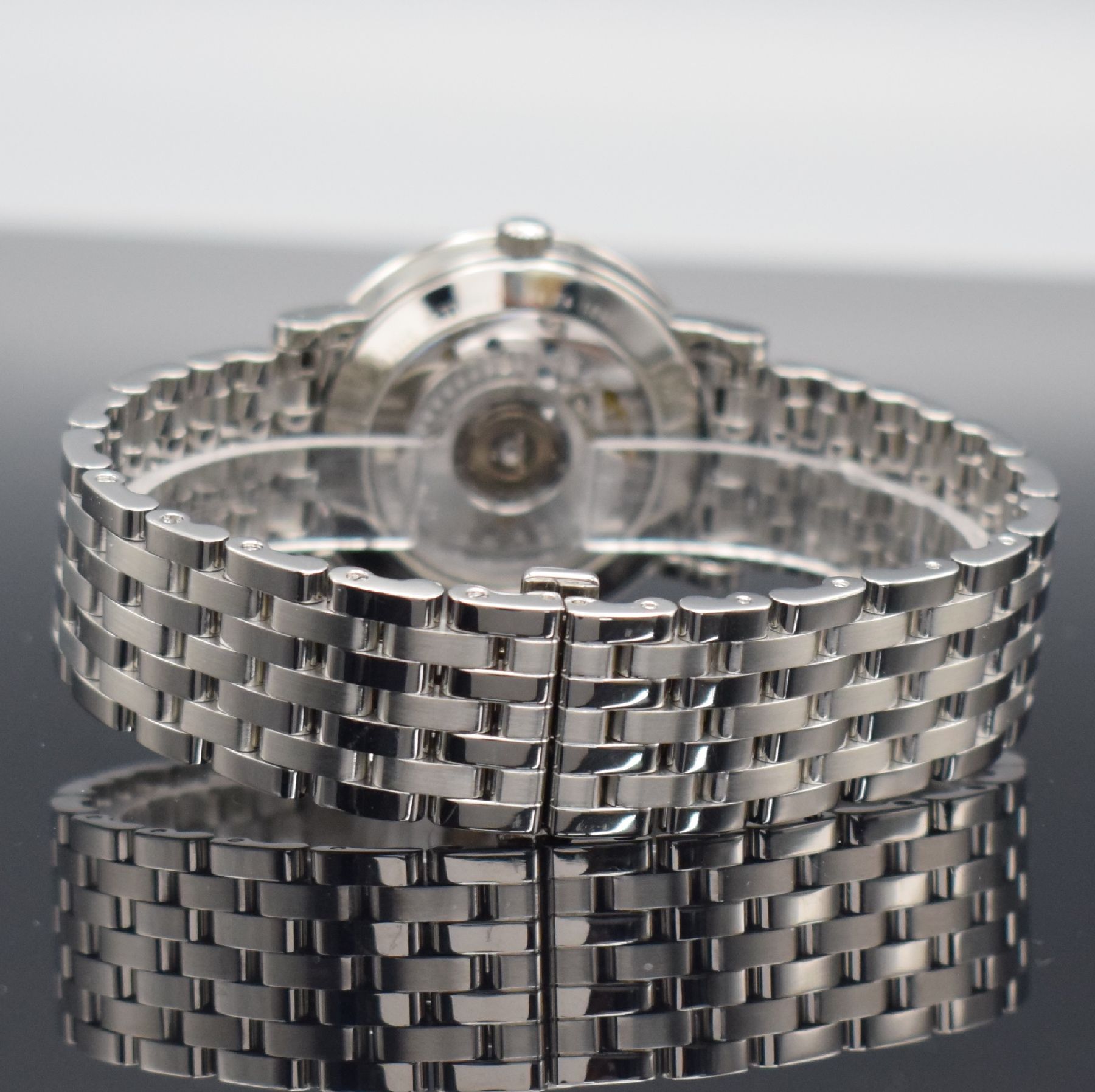 Detail d: MOVADO Museumswatch Referenz 84 F4 1890 in Edelstahl, Automatik, Schweiz um 1995, beids. vergl., Boden m. Eigentümergravur & Glasrand aufgedr., ...