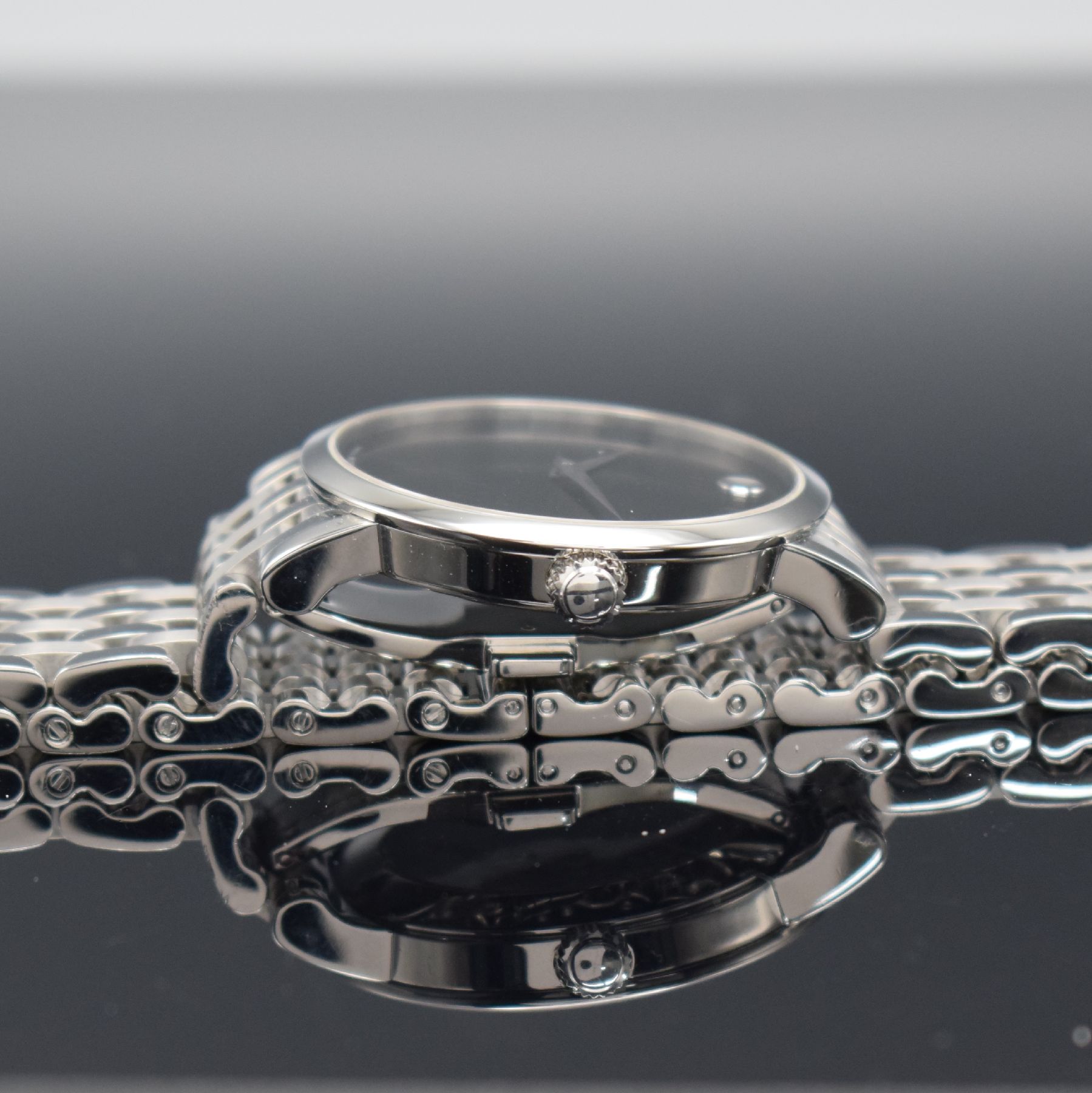 Detail e: MOVADO Museumswatch Referenz 84 F4 1890 in Edelstahl, Automatik, Schweiz um 1995, beids. vergl., Boden m. Eigentümergravur & Glasrand aufgedr., ...