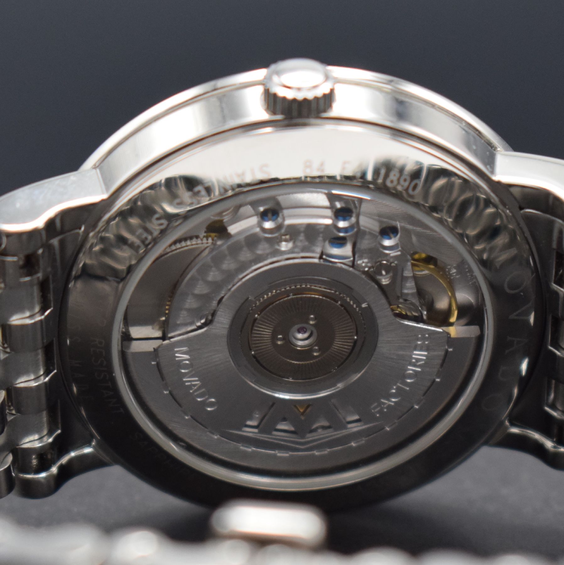 Detail f: MOVADO Museumswatch Referenz 84 F4 1890 in Edelstahl, Automatik, Schweiz um 1995, beids. vergl., Boden m. Eigentümergravur & Glasrand aufgedr., ...