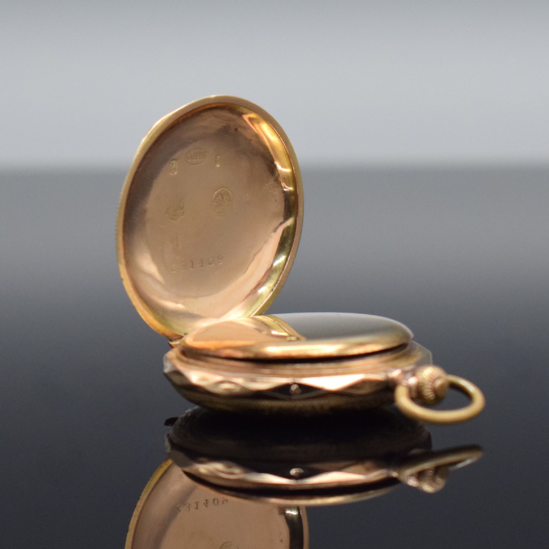 Detail d: MONOPOL / DÜRRSTEIN & Co. Damensavonette in RoseG 585/000, Schweiz um 1890, 2-Deckel Goldgeh., Emailzifferbl. m. arab. Zahlen, gold. Zeiger, verg. ...